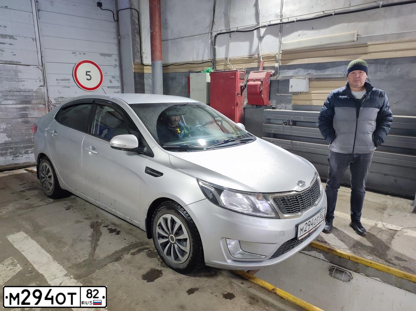 Фото автомобиля KIA RIO, 2011 — госномер Т642РК197. Цвет: Серебристый