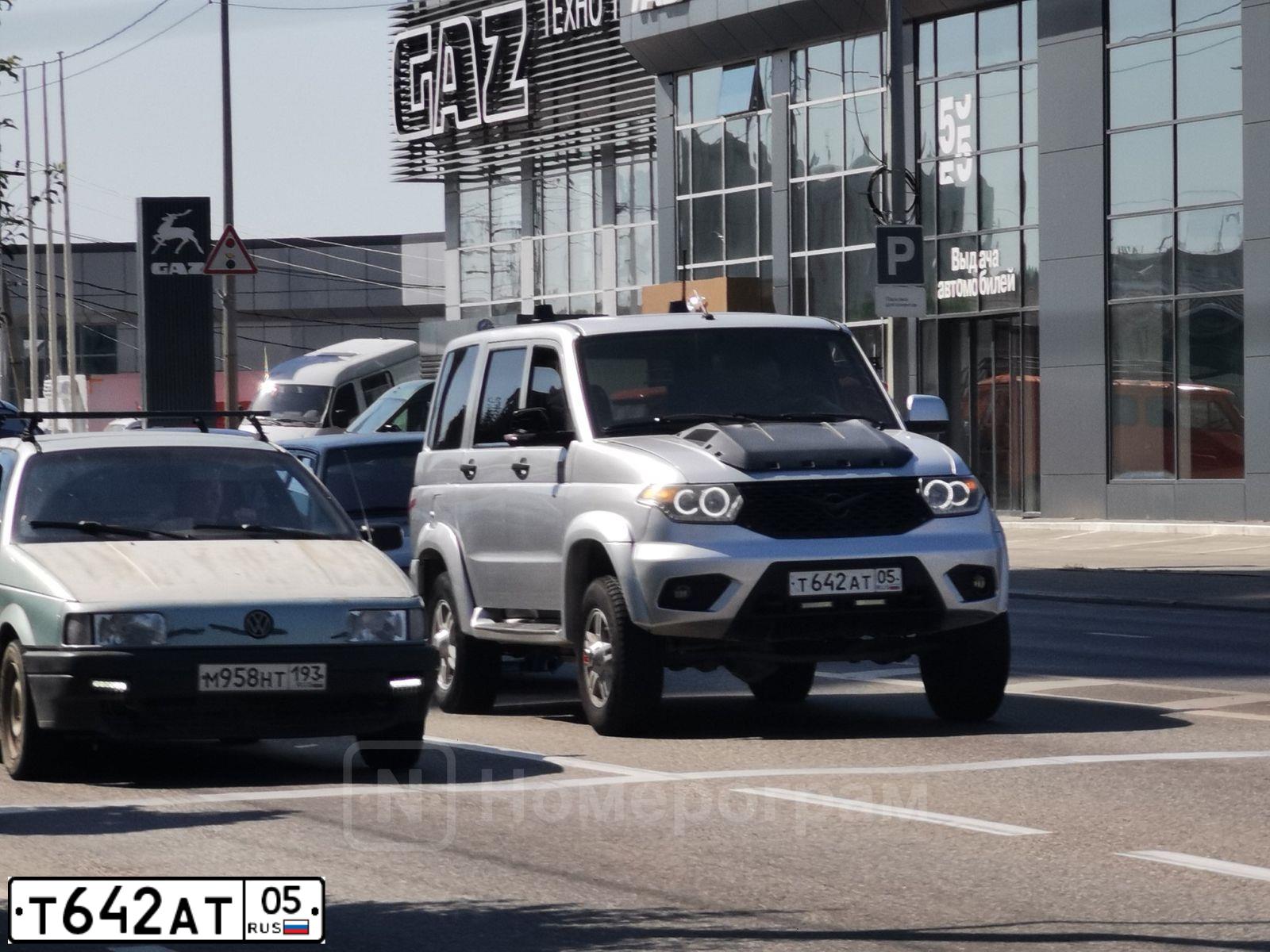 Фото автомобиля UAZ 3163 PATRIOT, 2016 — госномер Т642АТ05. Цвет: СЕРЕБРИСТЫЙ МЕТАЛЛИК