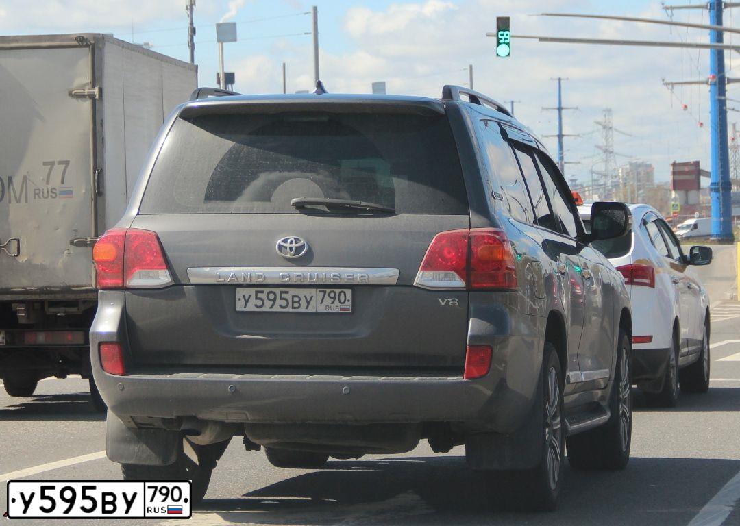 Фото автомобиля TOYOTA LANDCRUISER 200, 2008 — госномер У595ВУ790. Цвет: СЕРЫЙ