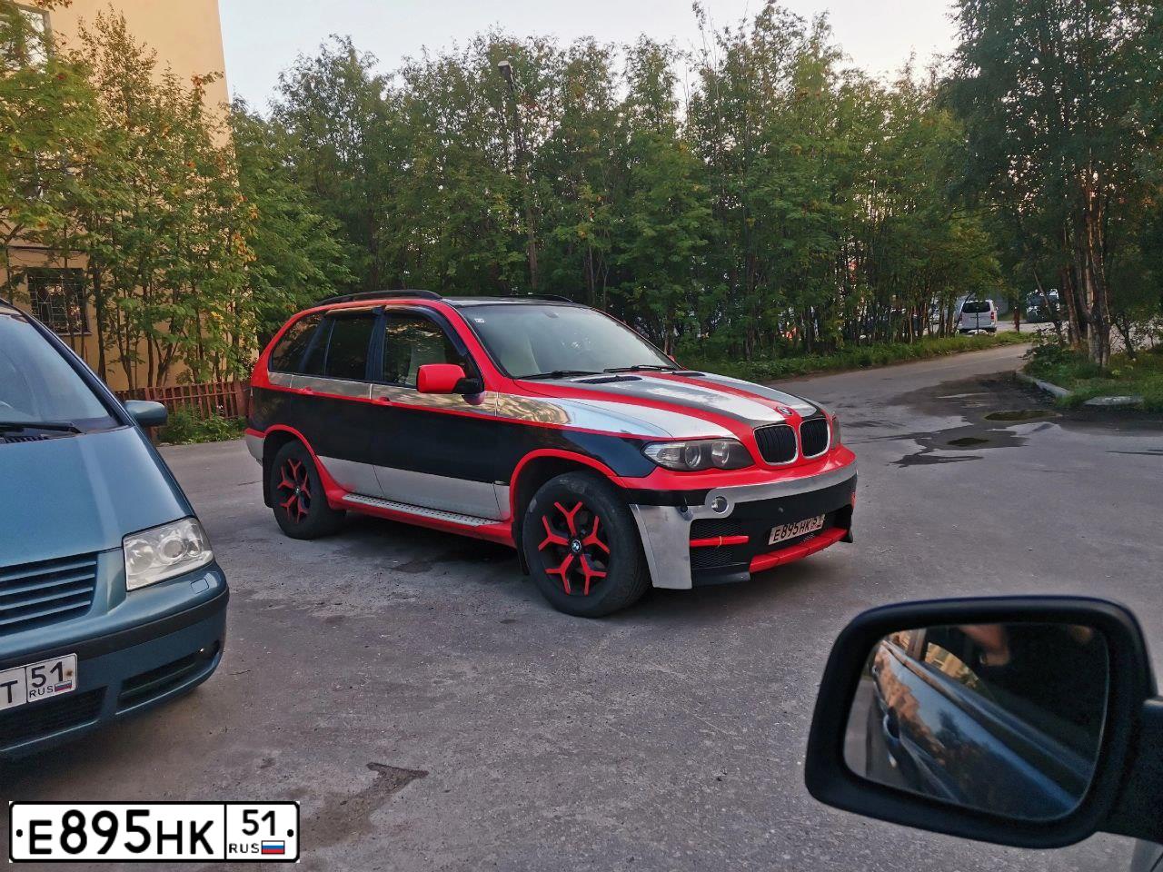 Фото автомобиля BMW X5, 2006 — госномер Е895НК51. Цвет: МНОГОЦВЕТНЫЙ