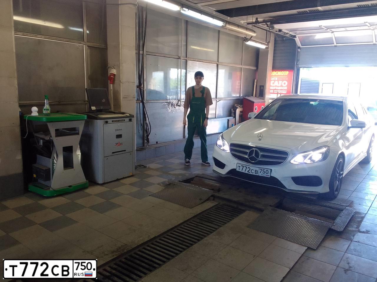 Фото автомобиля MERCEDES E-KLASSE, 2013 — госномер О888ТХ197. Цвет: Белый