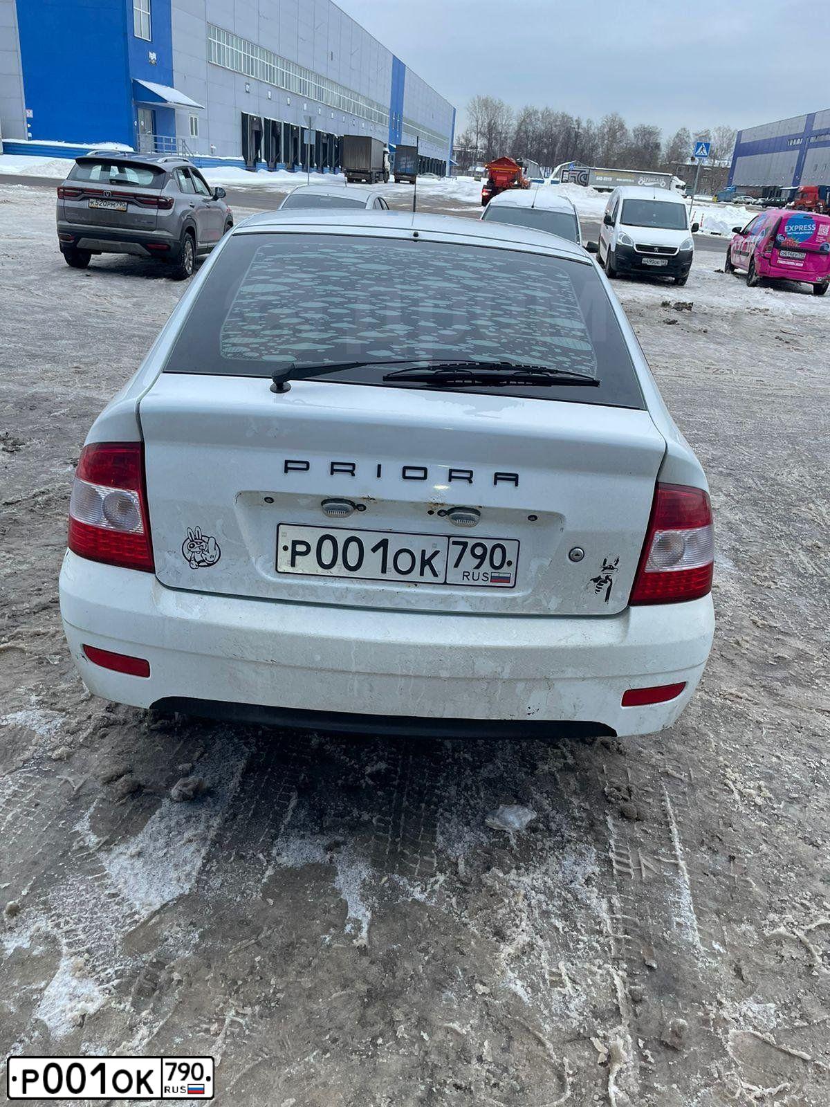 Фото автомобиля LADA 2172 PRIORA, 2011 — госномер Р001ОК790. Цвет: Белый