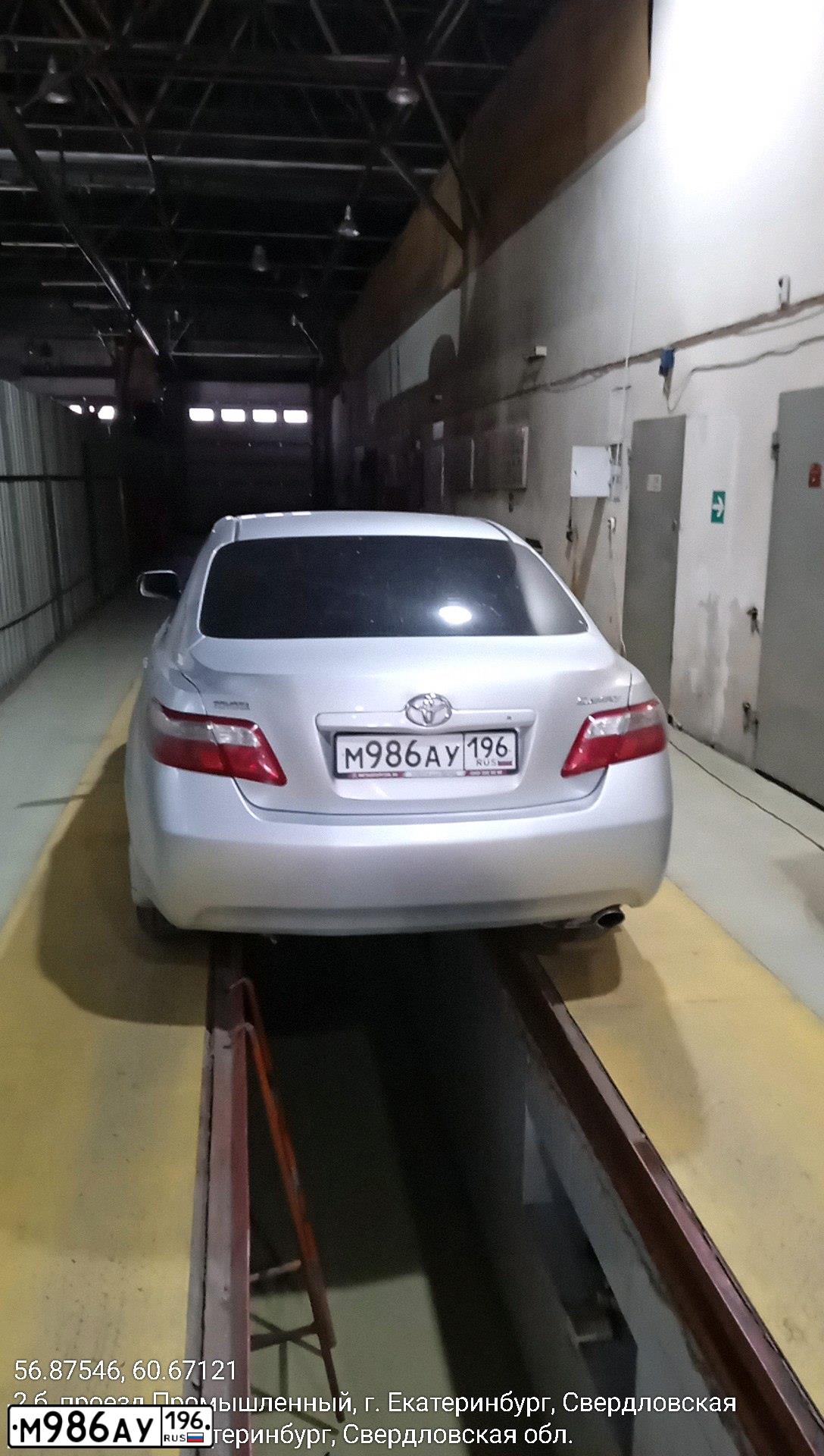 Фото автомобиля TOYOTA CAMRY, 2006 — госномер М986АУ196. Цвет: Серый