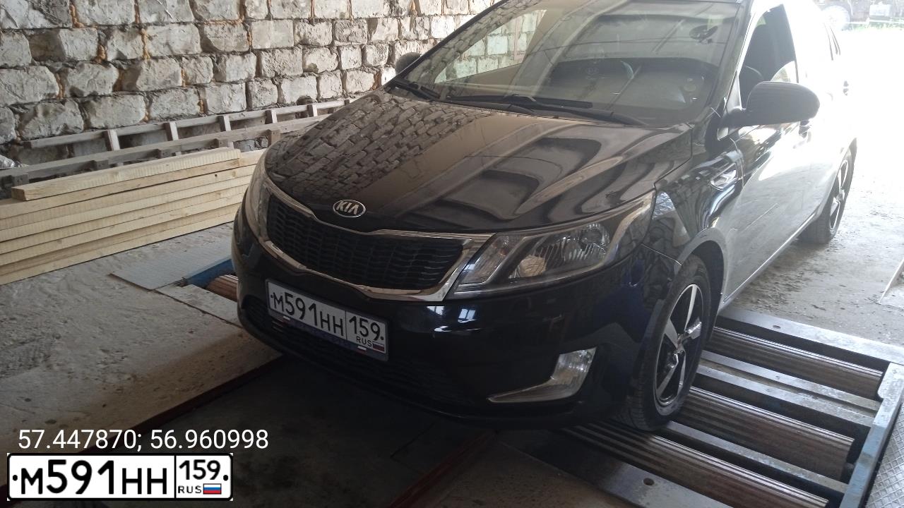 Фото автомобиля KIA RIO, 2013 — госномер К466КР18. Цвет: ЧЕРНЫЙ