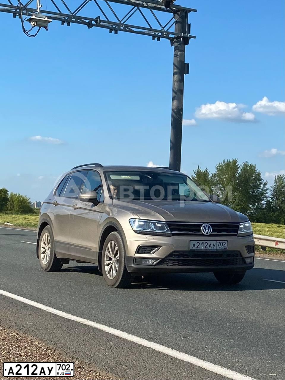 Фото автомобиля VOLKSWAGEN TIGUAN, 2019 — госномер А212АУ702. Цвет: БЕЖЕВЫЙ