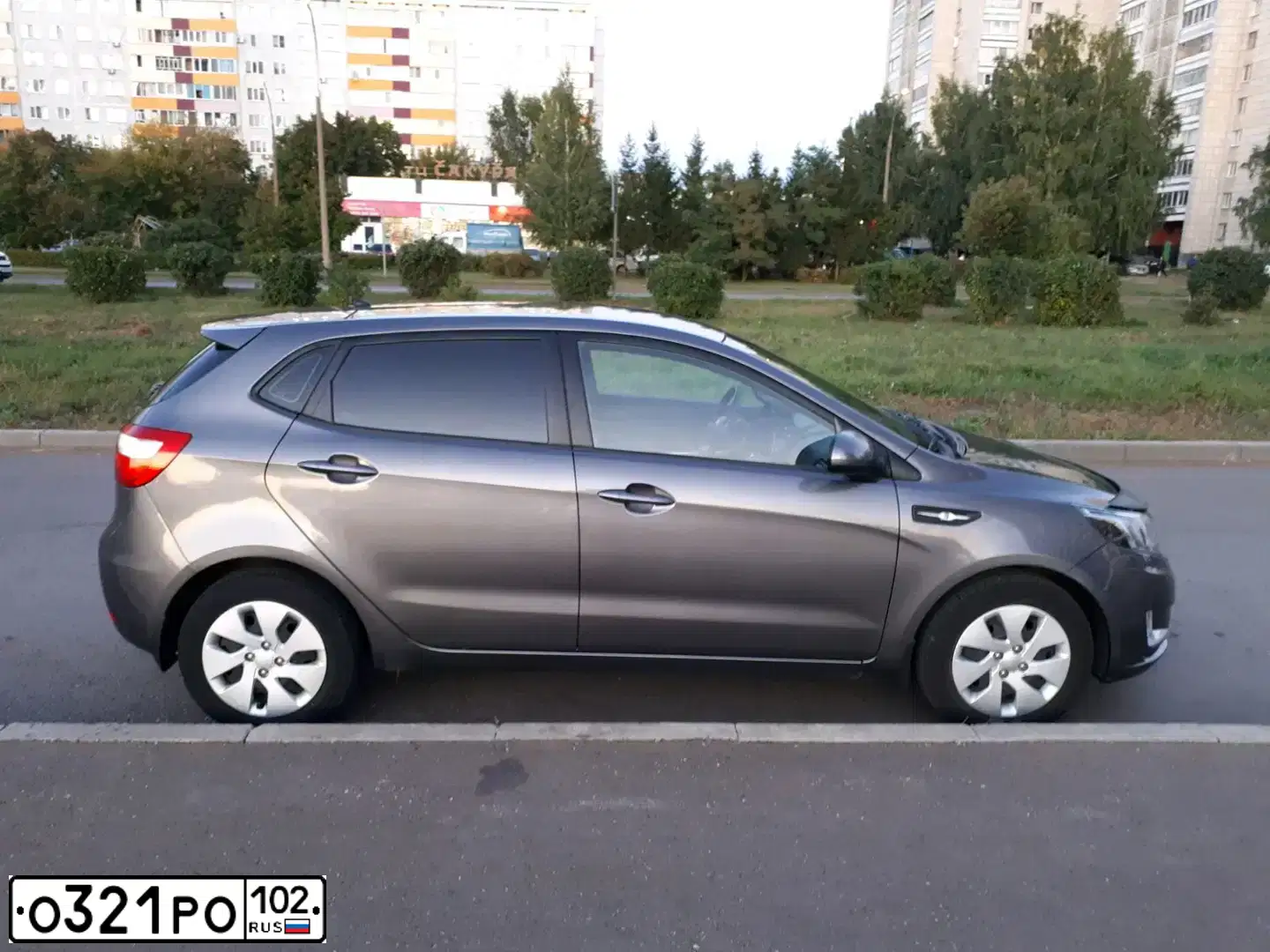 Фото автомобиля KIA RIO, 2013 — госномер Е725УТ716. Цвет: Серый