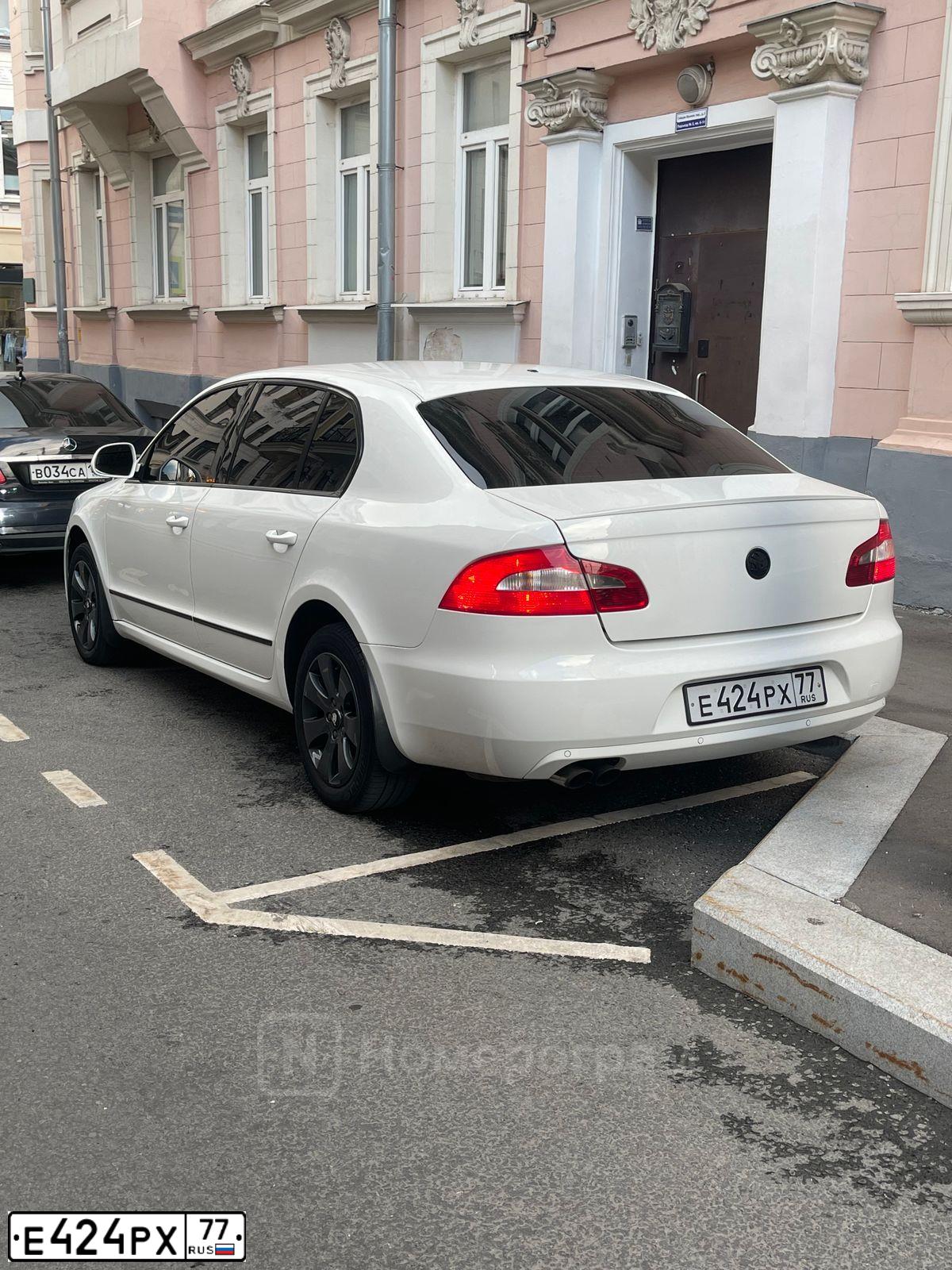 Фото автомобиля SKODA SUPERB, 2012 — госномер Е424РХ77. Цвет: БЕЛЫЙ