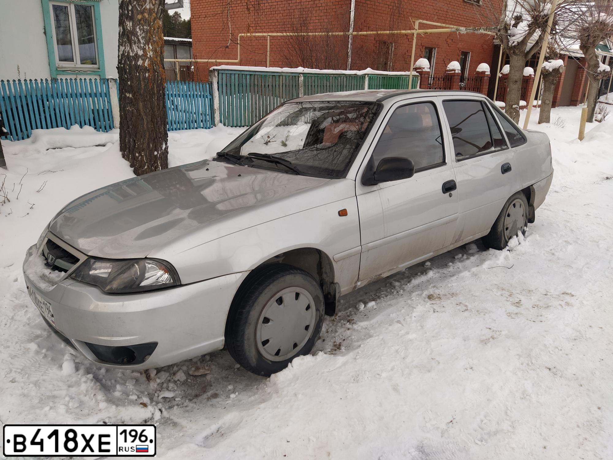 Фото автомобиля DAEWOO NEXIA, 2012 — госномер В418ХЕ196. Цвет: СВЕТЛО-СЕРЫЙ