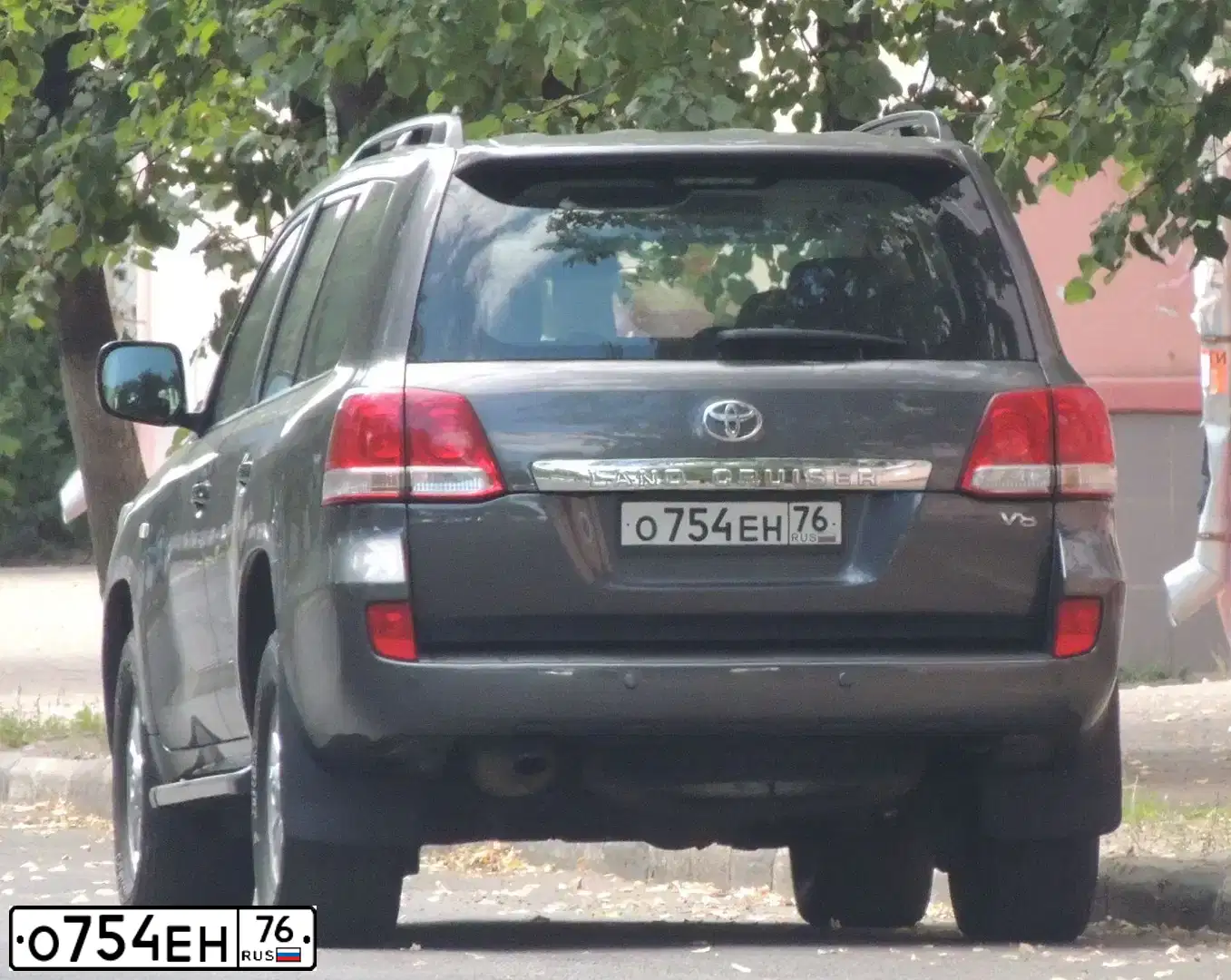 Фото автомобиля TOYOTA LANDCRUISER 200, 2008 — госномер О754ЕН76. Цвет: СЕРЫЙ