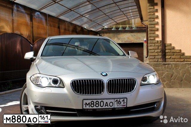 Фото автомобиля BMW SERIE 5, 2013 — госномер Е006АА07. Цвет: Серебристый
