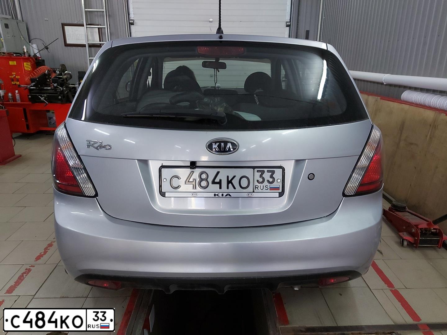 Фото автомобиля KIA RIO, 2010 — госномер С484КО33. Цвет: СЕРЕБРИСТЫЙ