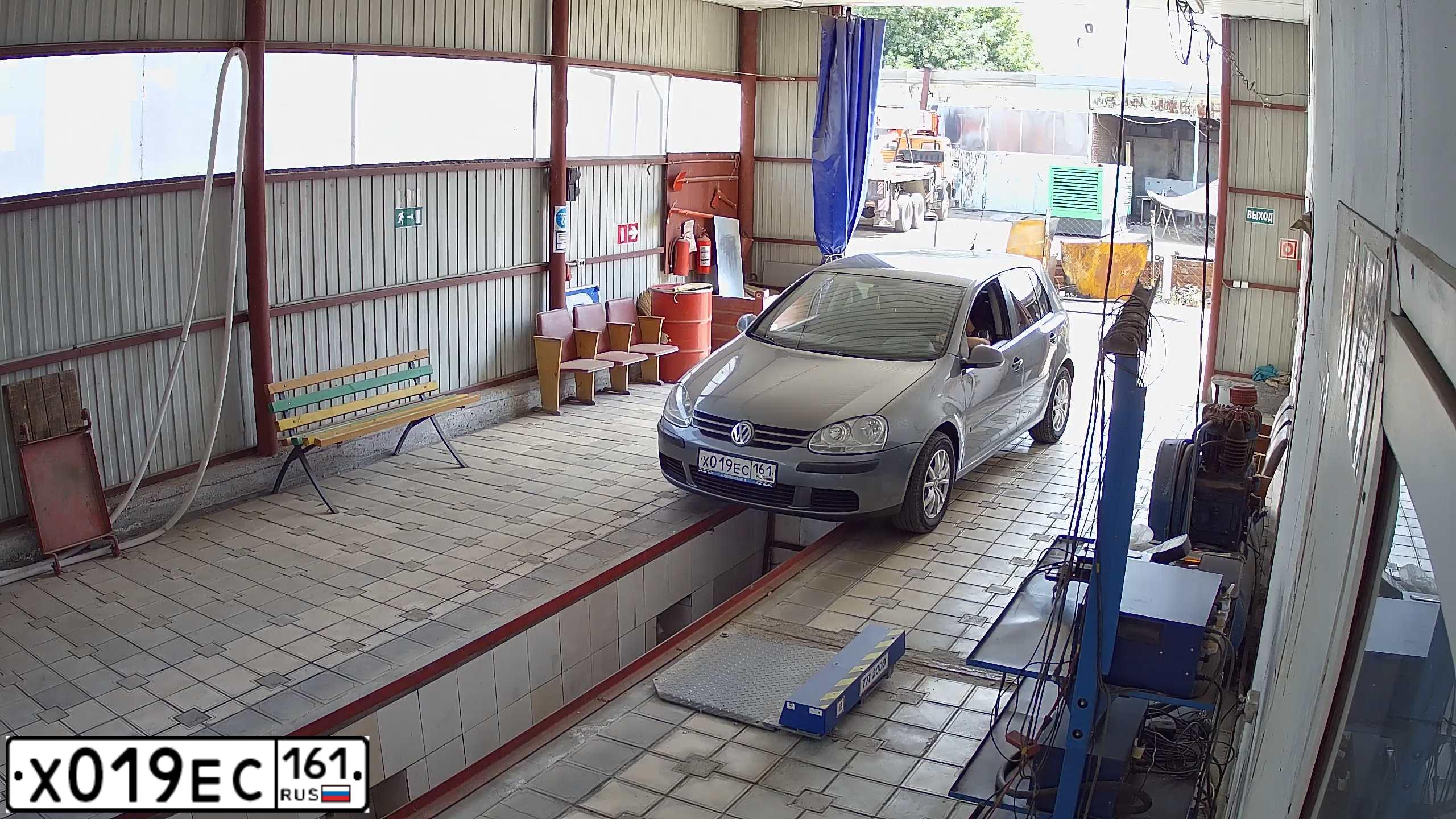 Фото автомобиля VOLKSWAGEN GOLF, 2005 — госномер В993ВА323. Цвет: СЕРЫЙ