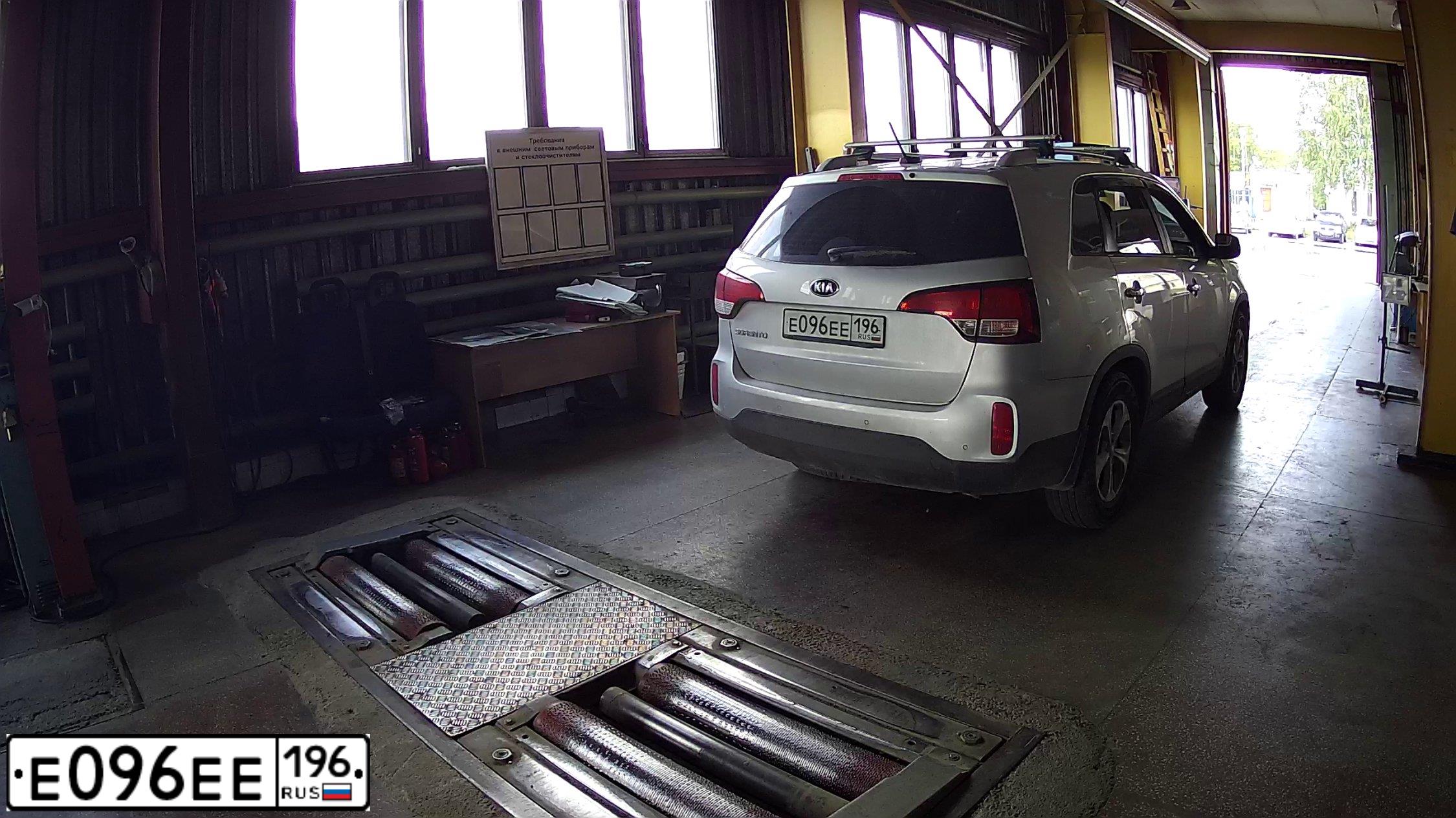 Фото автомобиля KIA SORENTO, 2017 — госномер Е096ЕЕ196. Цвет: СВЕТЛО - СЕРЫЙ
