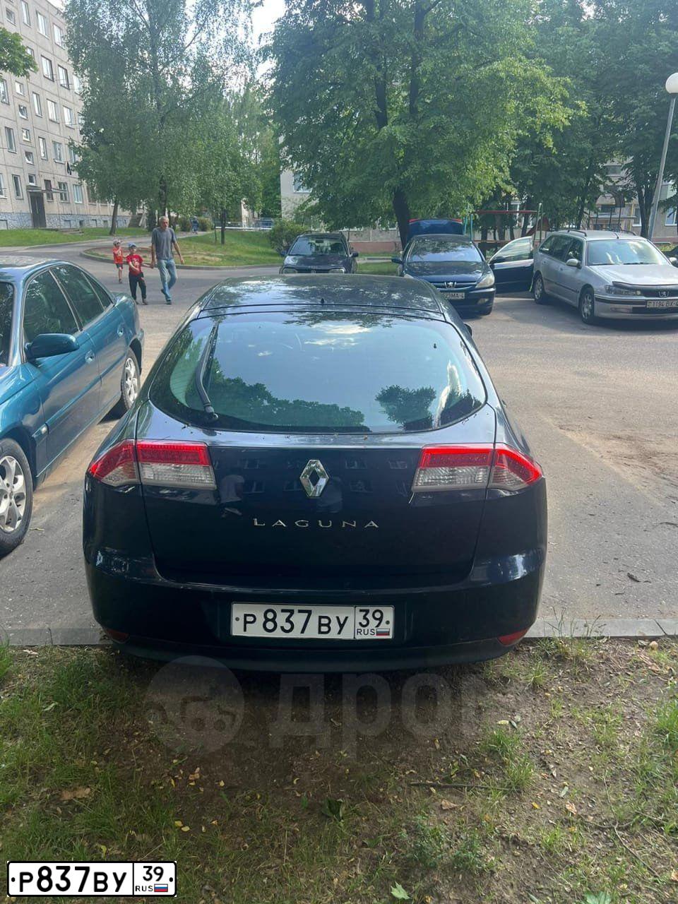 Фото автомобиля RENAULT LAGUNA, 2008 — госномер Р837ВУ39. Цвет: Темно-синий