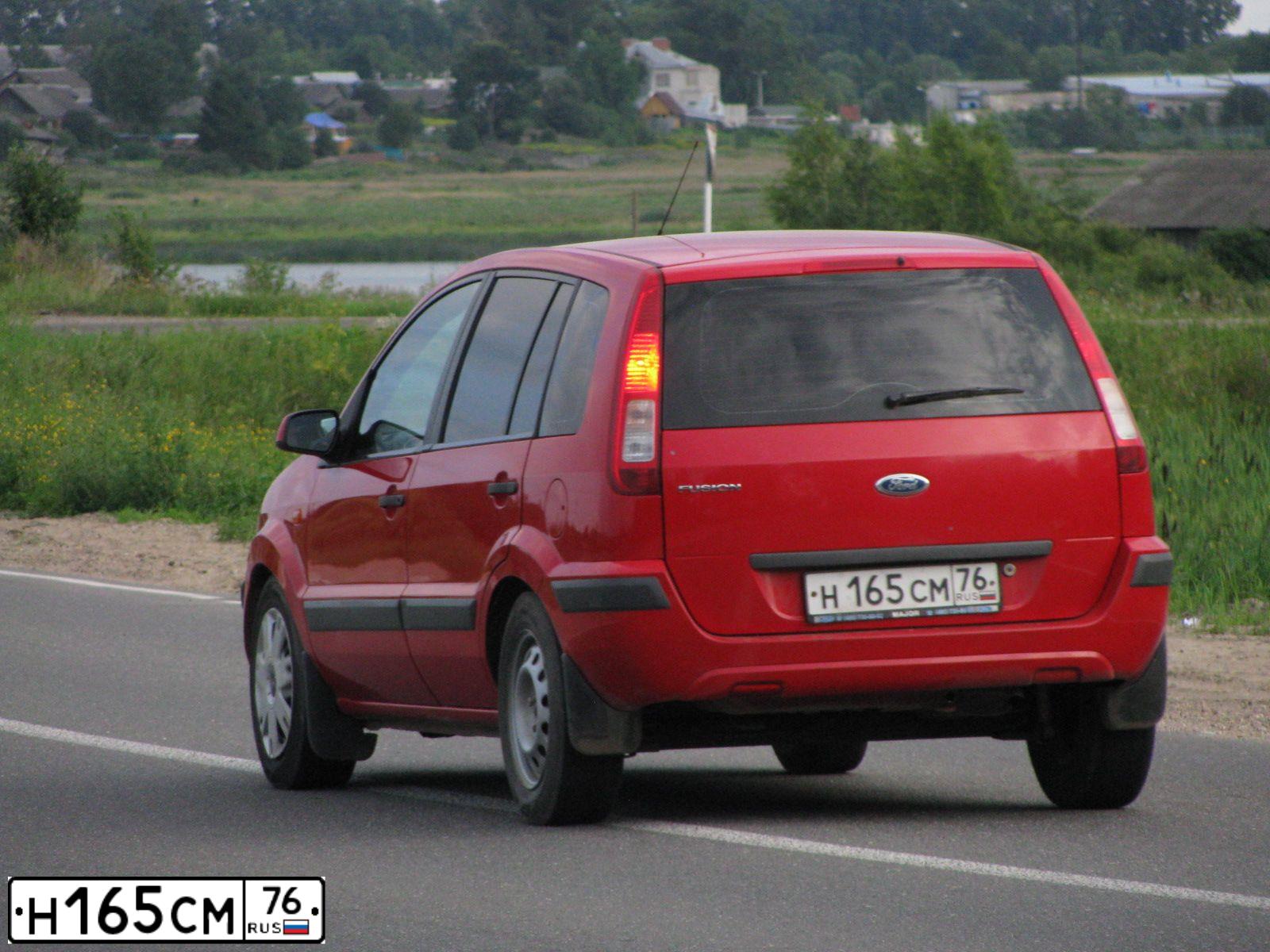 Фото автомобиля FORD FUSION, 2006 — госномер Н165СМ76. Цвет: Красный