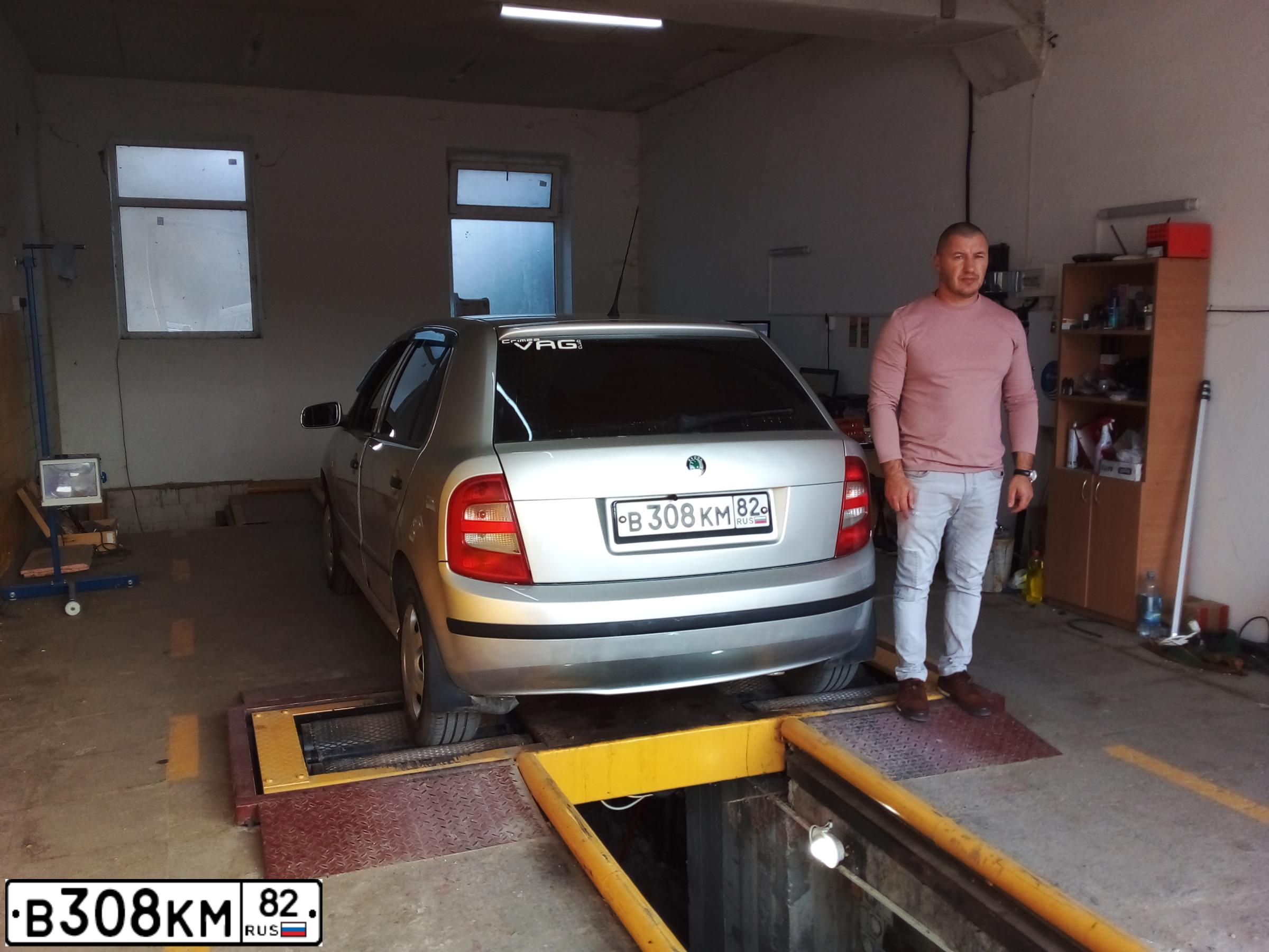 Фото автомобиля SKODA FABIA, 2001 — госномер Р894АК82. Цвет: СВЕТЛО-СЕРЫЙ
