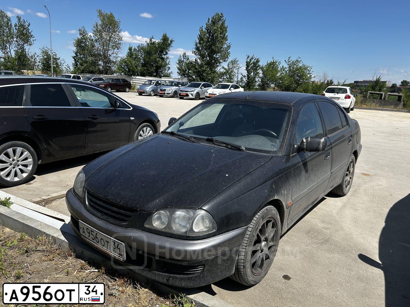 Фото автомобиля TOYOTA AVENSIS, 2000 — госномер А956ОТ34. Цвет: ЧЕРНЫЙ