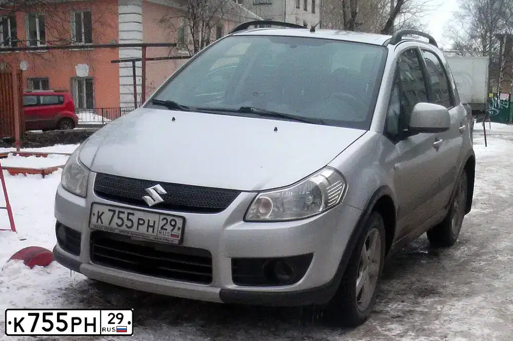 Фото автомобиля SUZUKI SX 4, 2006 — госномер К755РН29. Цвет: СЕРЫЙ
