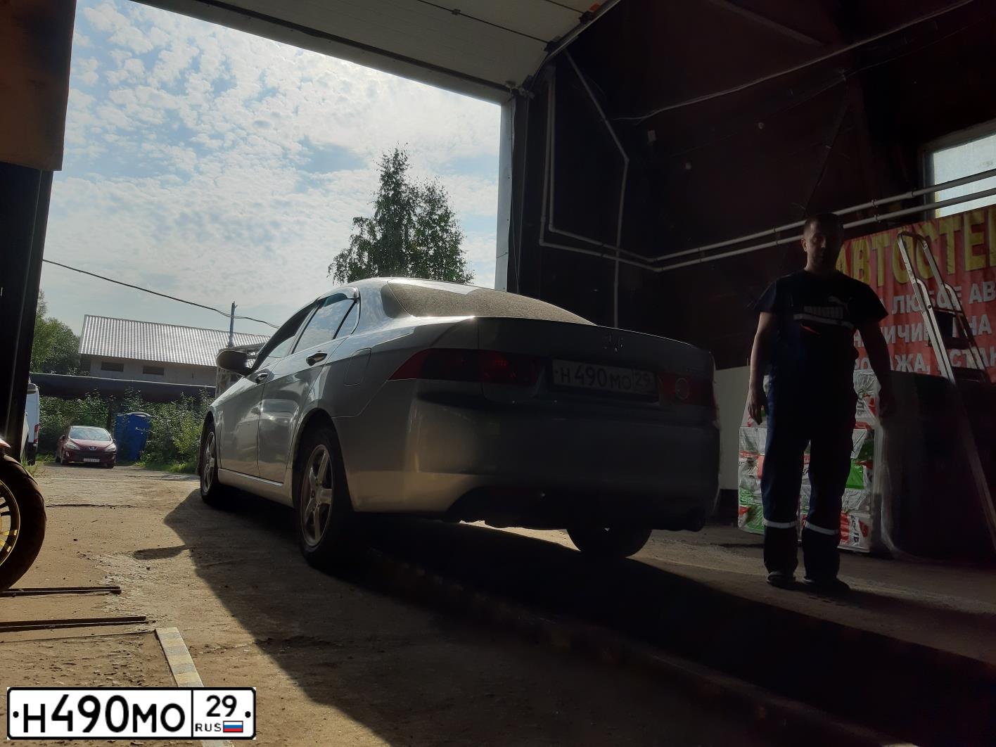 Фото автомобиля HONDA ACCORD, 2005 — госномер Н490МО29. Цвет: СВЕТЛО-СЕРЫЙ