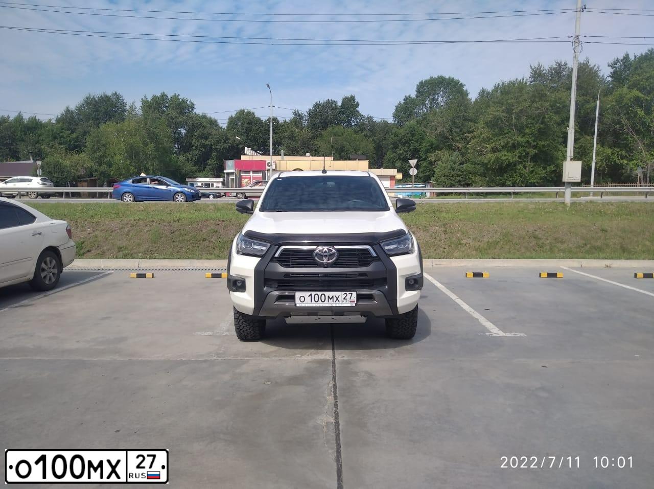 Фото автомобиля TOYOTA HILUX GUN126L DТТНХW, 2021 — госномер О100МХ27. Цвет: Белый