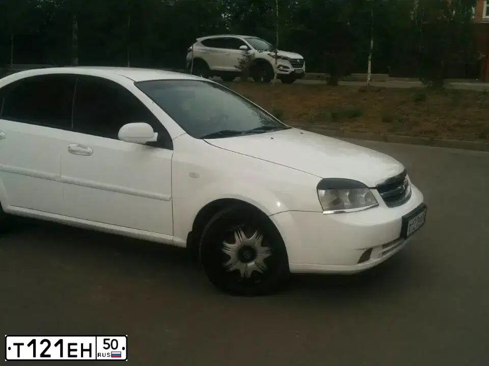 Фото автомобиля CHEVROLET LACETTI, 2008 — госномер Р544КО46. Цвет: Белый