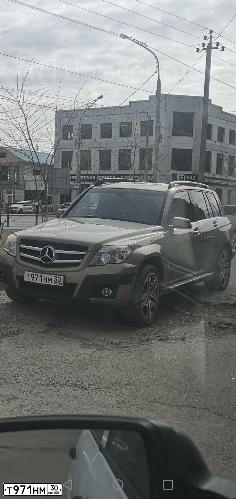 Фото автомобиля MERCEDES-BENZ GLK-KLASSE/GLC, 2008 — госномер А727НЕ30. Цвет: БЕЖЕВЫЙ