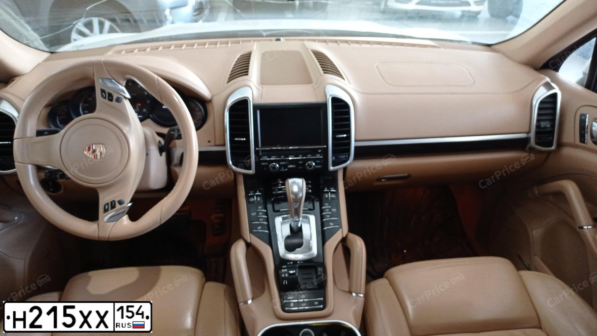 Фото автомобиля PORSCHE CAYENNE, 2013 — госномер О587КХ154. Цвет: Белый