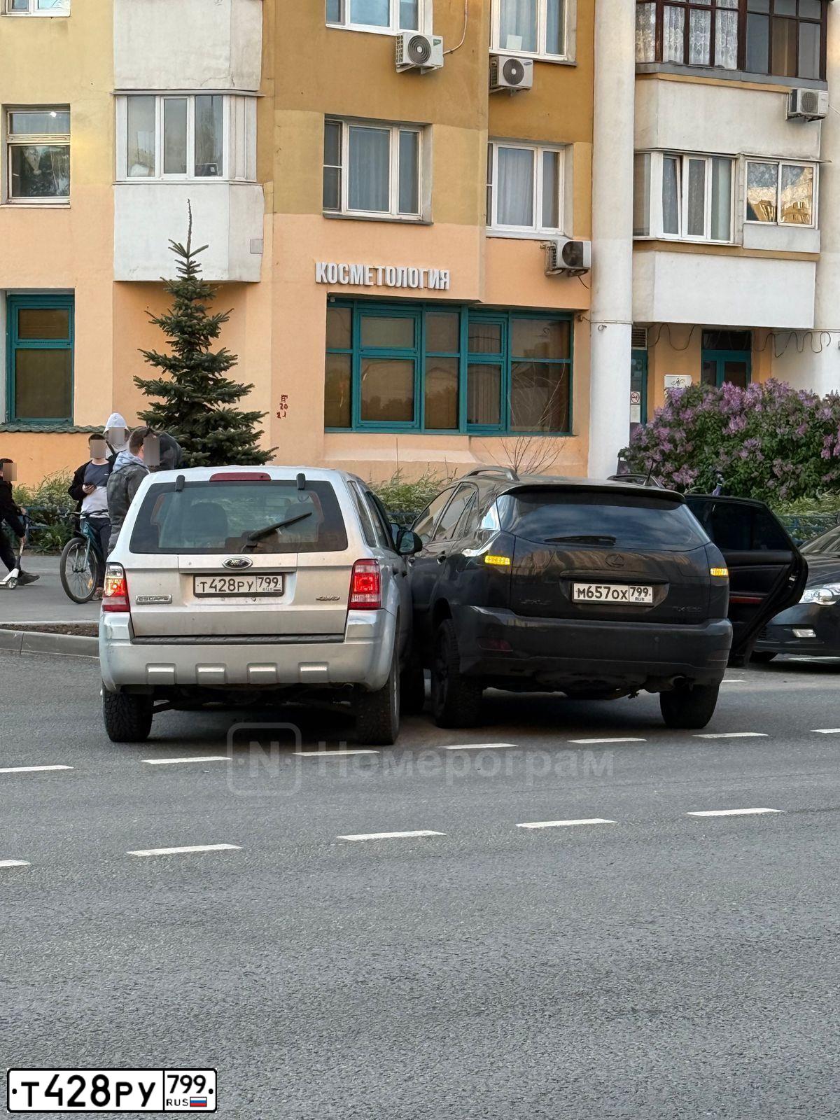 Фото автомобиля FORD ESCAPE, 2009 — госномер Т428РУ799. Цвет: Серебристый