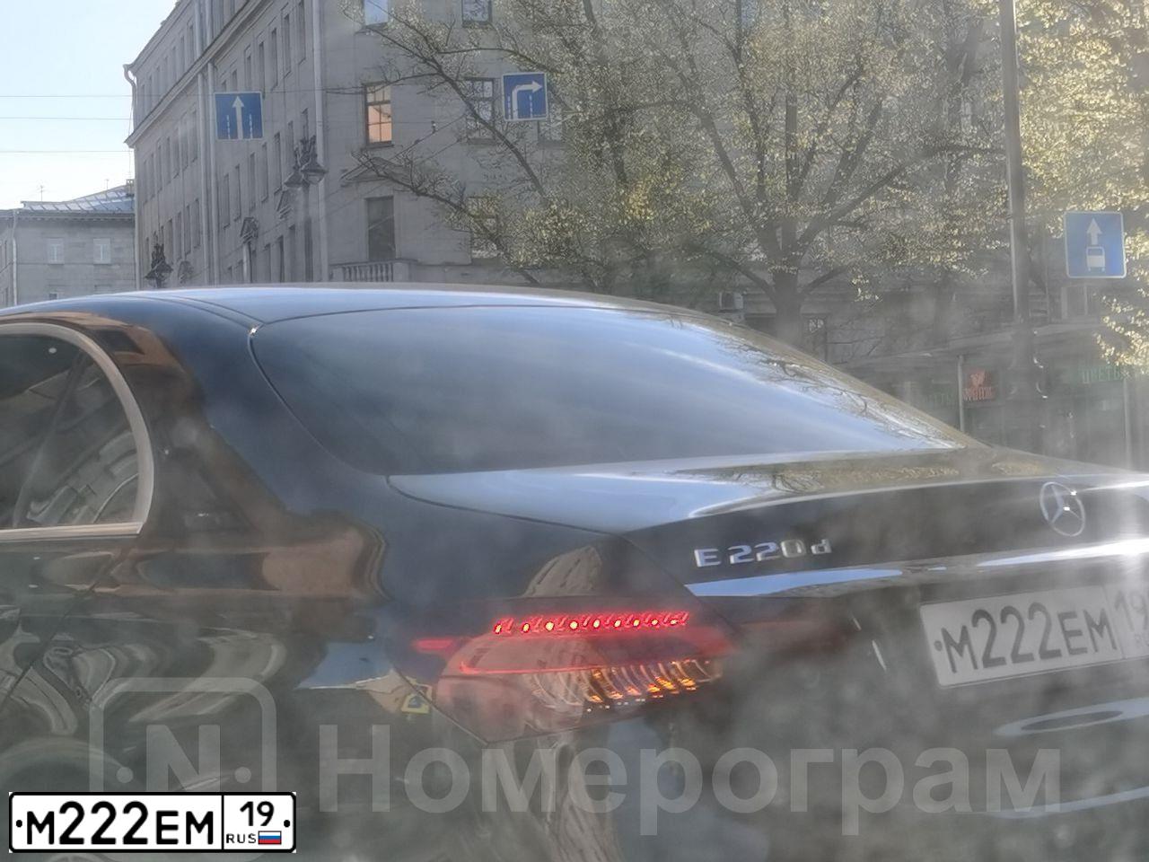 Фото автомобиля TOYOTA CAMRY, 2014 — госномер Р222ВВ19. Цвет: БЕЛЫЙ ПЕРЛАМУТР