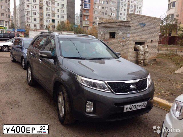 Фото автомобиля KIA SORENTO, 2013 — госномер У400ЕР30. Цвет: Серый