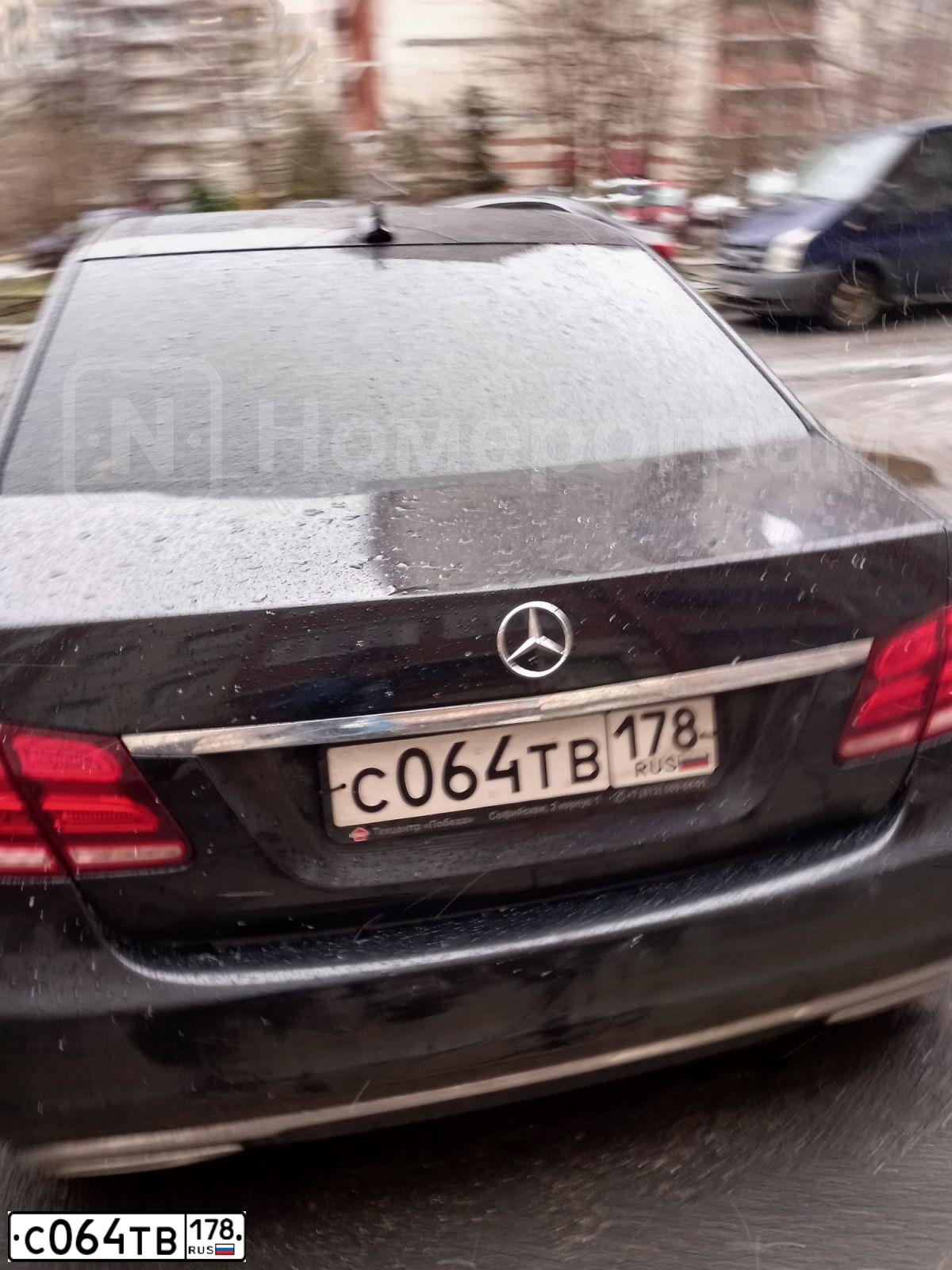 Фото автомобиля MERCEDES E-KLASSE, 2015 — госномер С064ТВ178. Цвет: ЧЕРНЫЙ