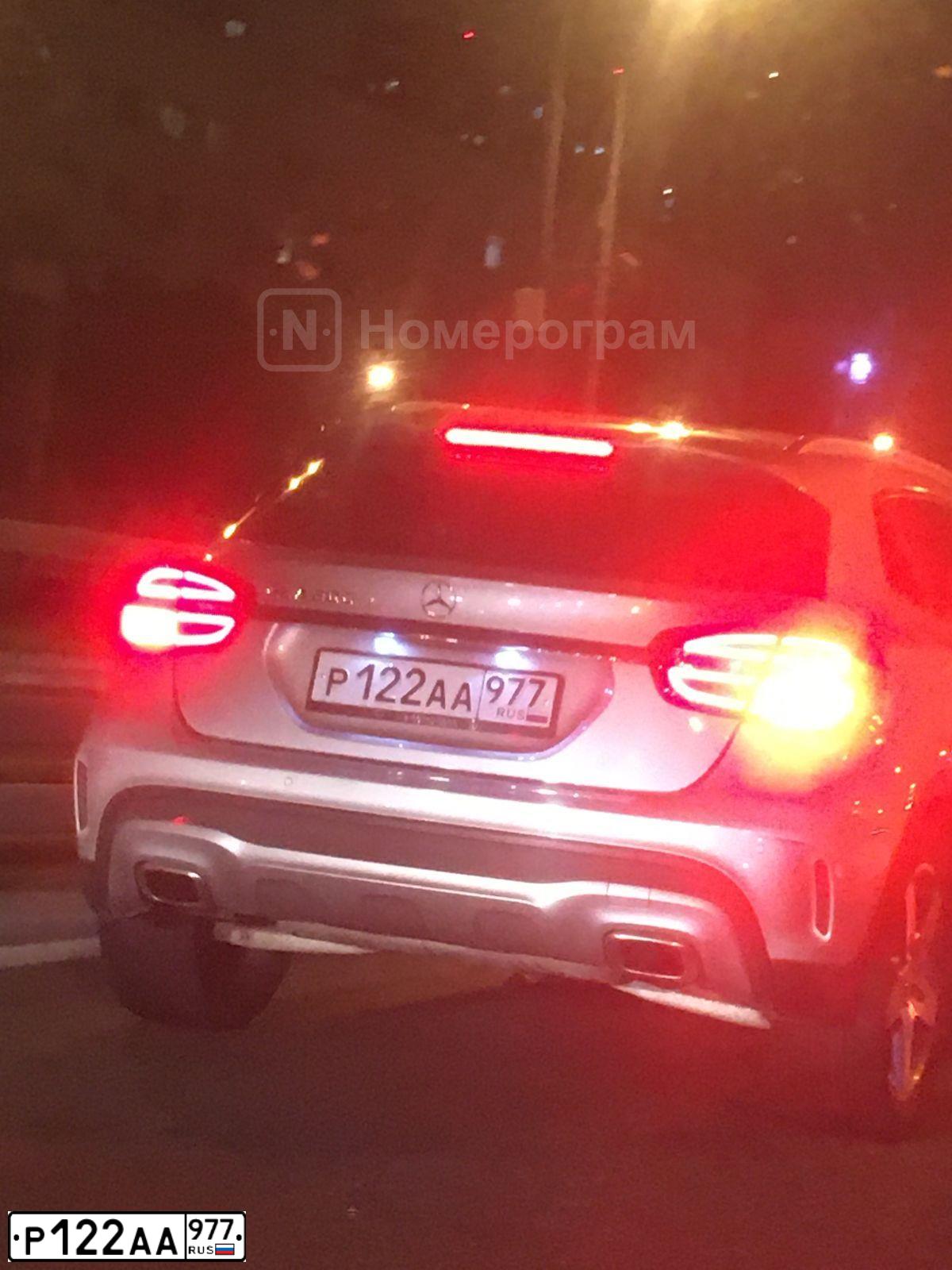 Фото автомобиля MERCEDES GLA-KLASSE, 2016 — госномер Р122АА977. Цвет: Серебристый