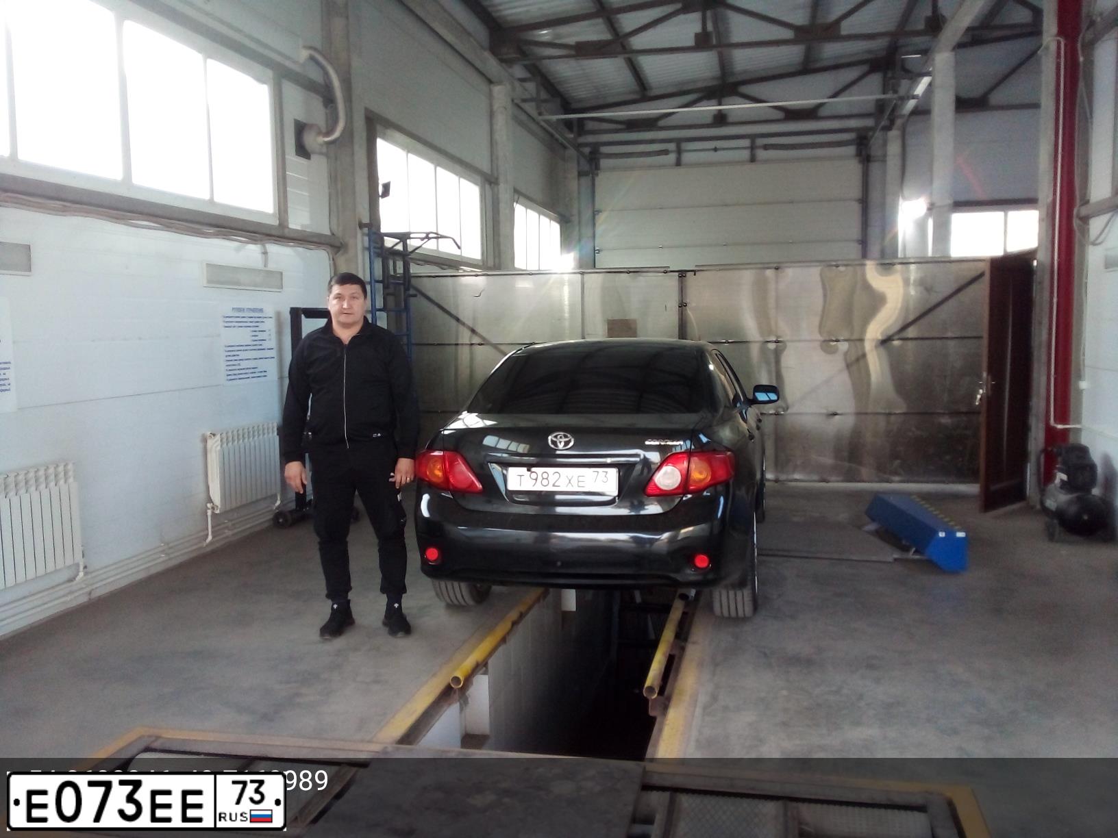 Фото автомобиля TOYOTA CAMRY, 2010 — госномер Е073ЕЕ73. Цвет: ЧЕРНЫЙ