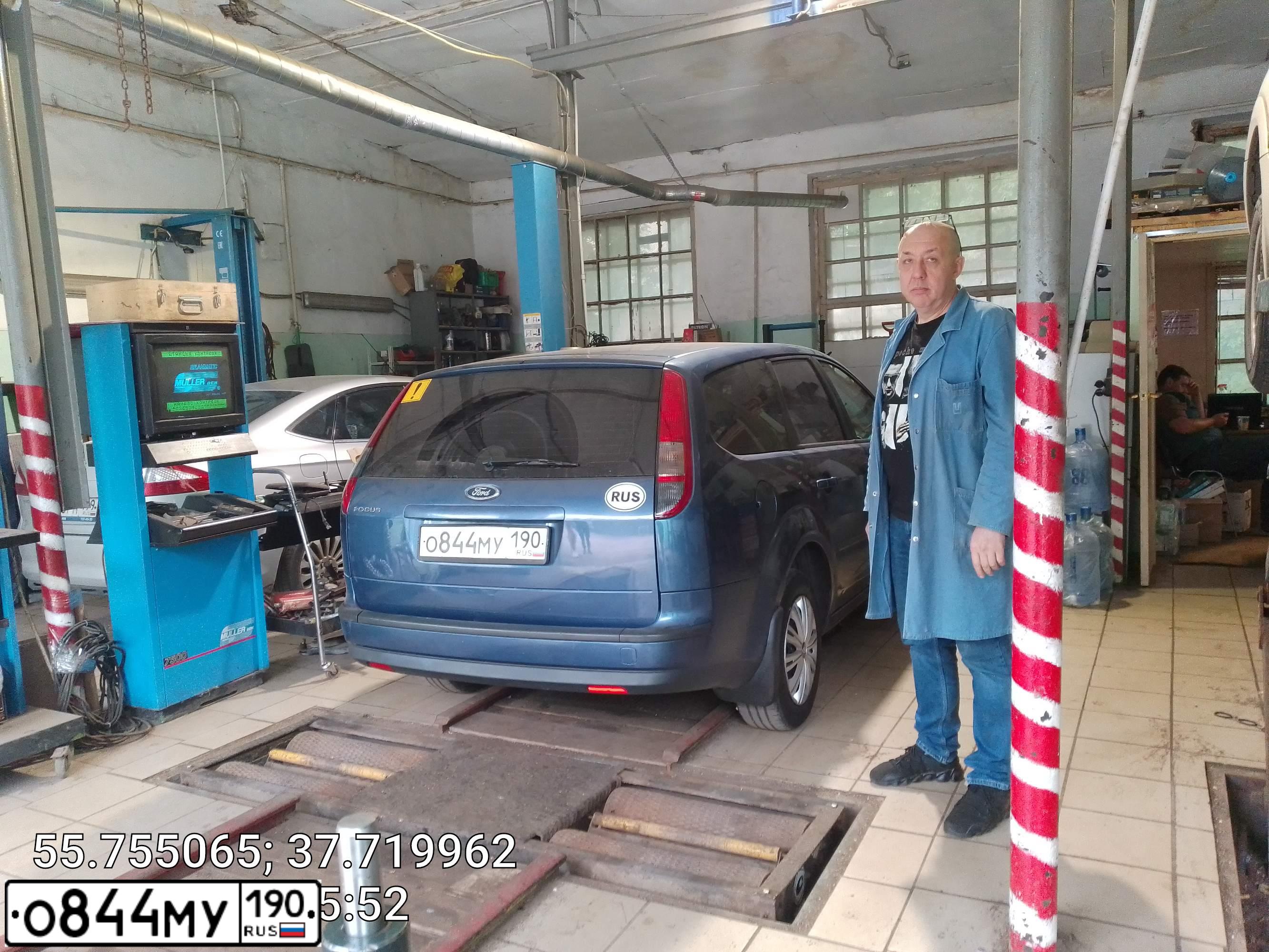 Фото автомобиля FORD FOCUS, 2005 — госномер Е071АХ977. Цвет: синий