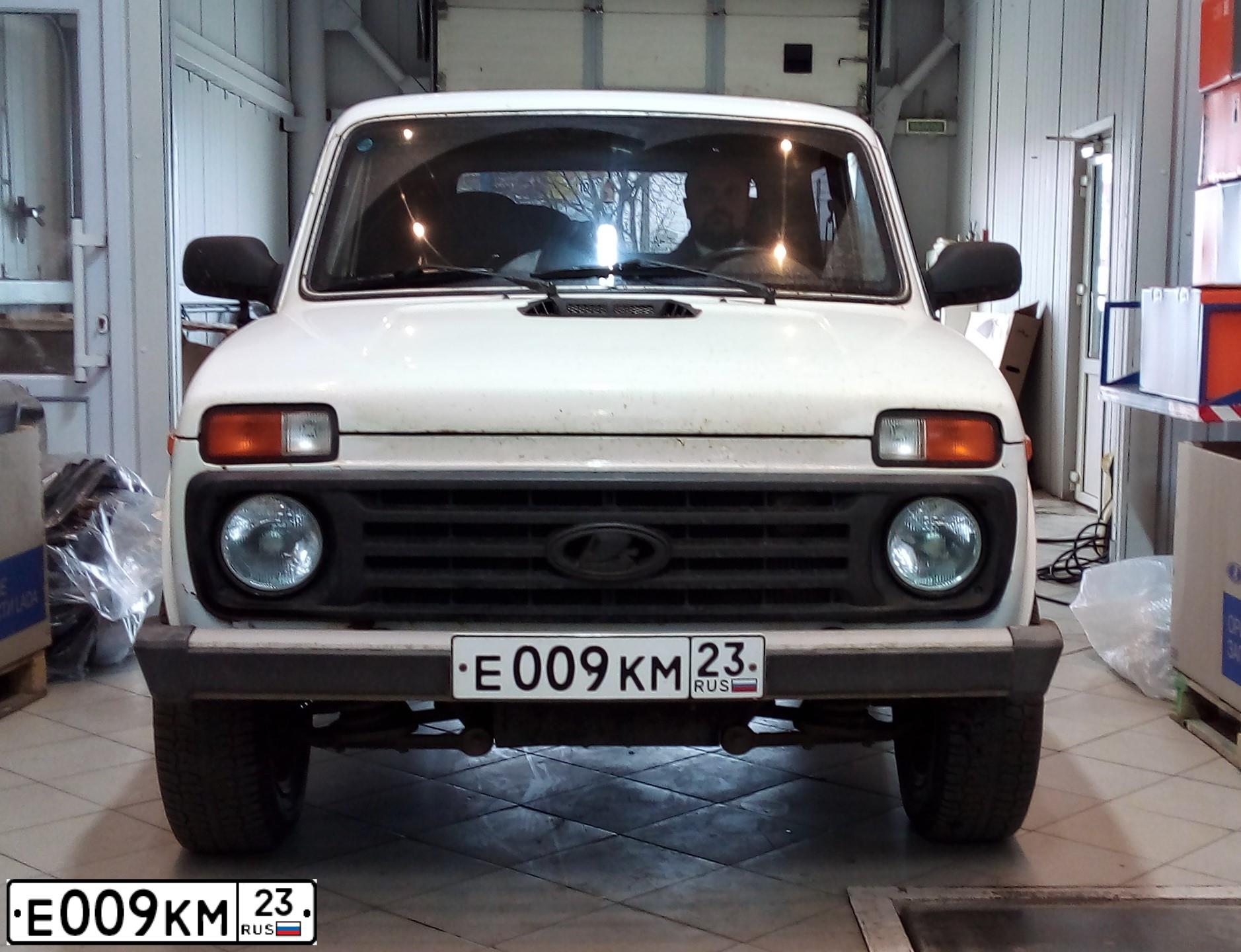 Фото автомобиля LADA 2121 NIVA, 2014 — госномер Е009КМ23. Цвет: ЯРКО-БЕЛЫЙ