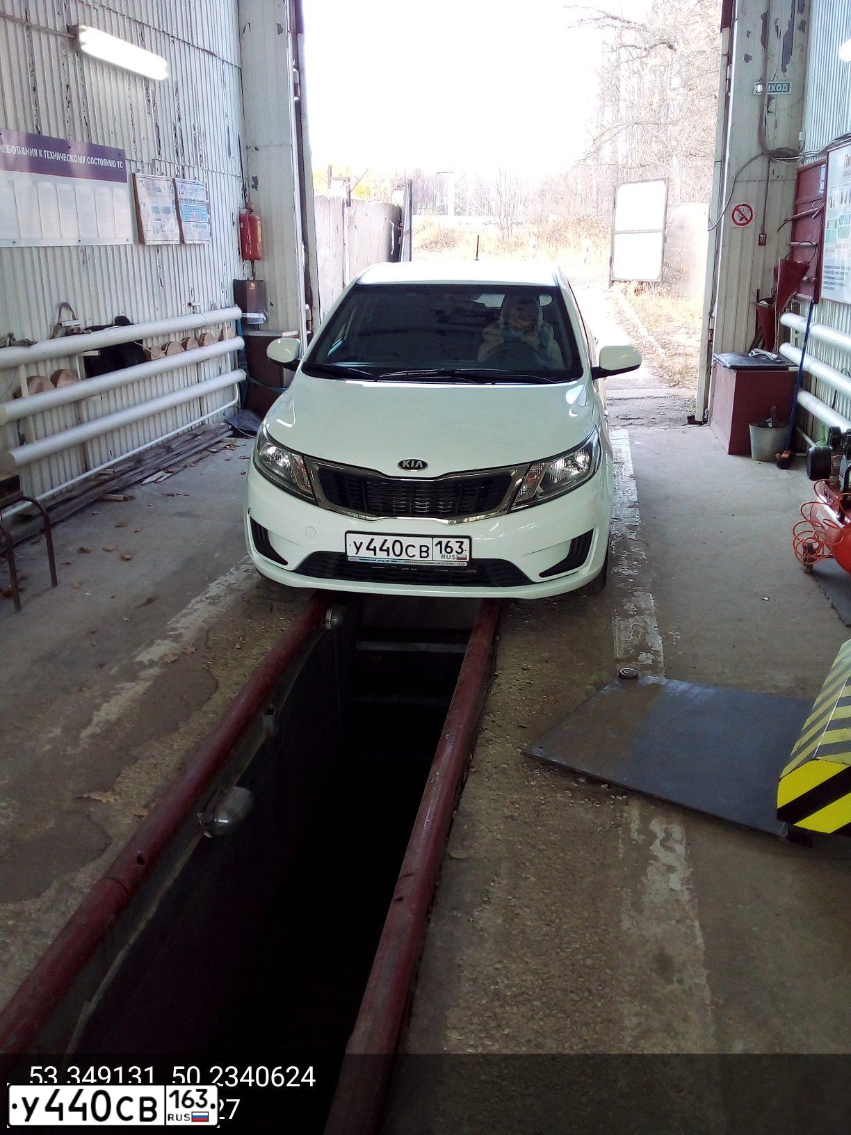 Фото автомобиля KIA RIO, 2014 — госномер У440СВ163. Цвет: БЕЛЫЙ