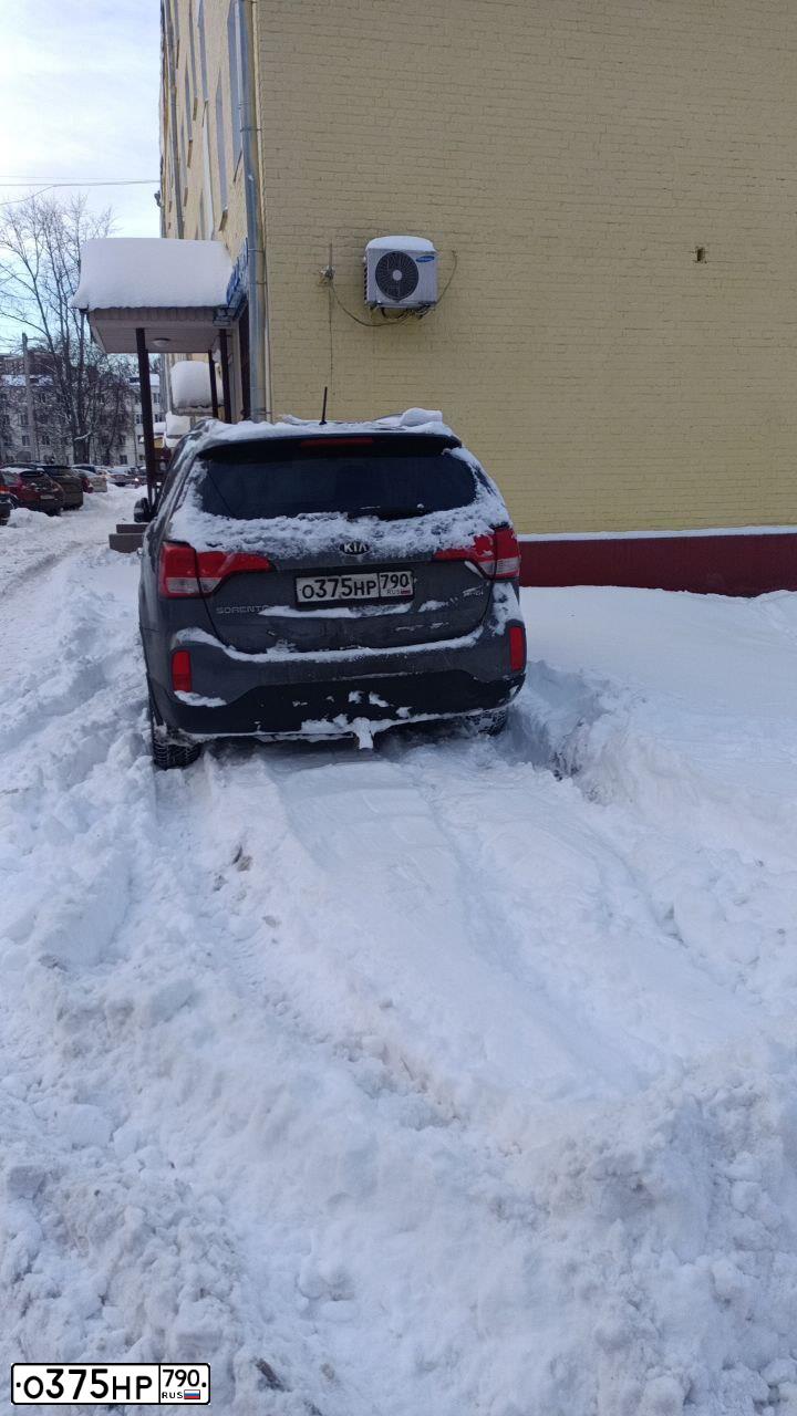 Фото автомобиля KIA SORENTO, 2013 — госномер О375НР790. Цвет: Серый