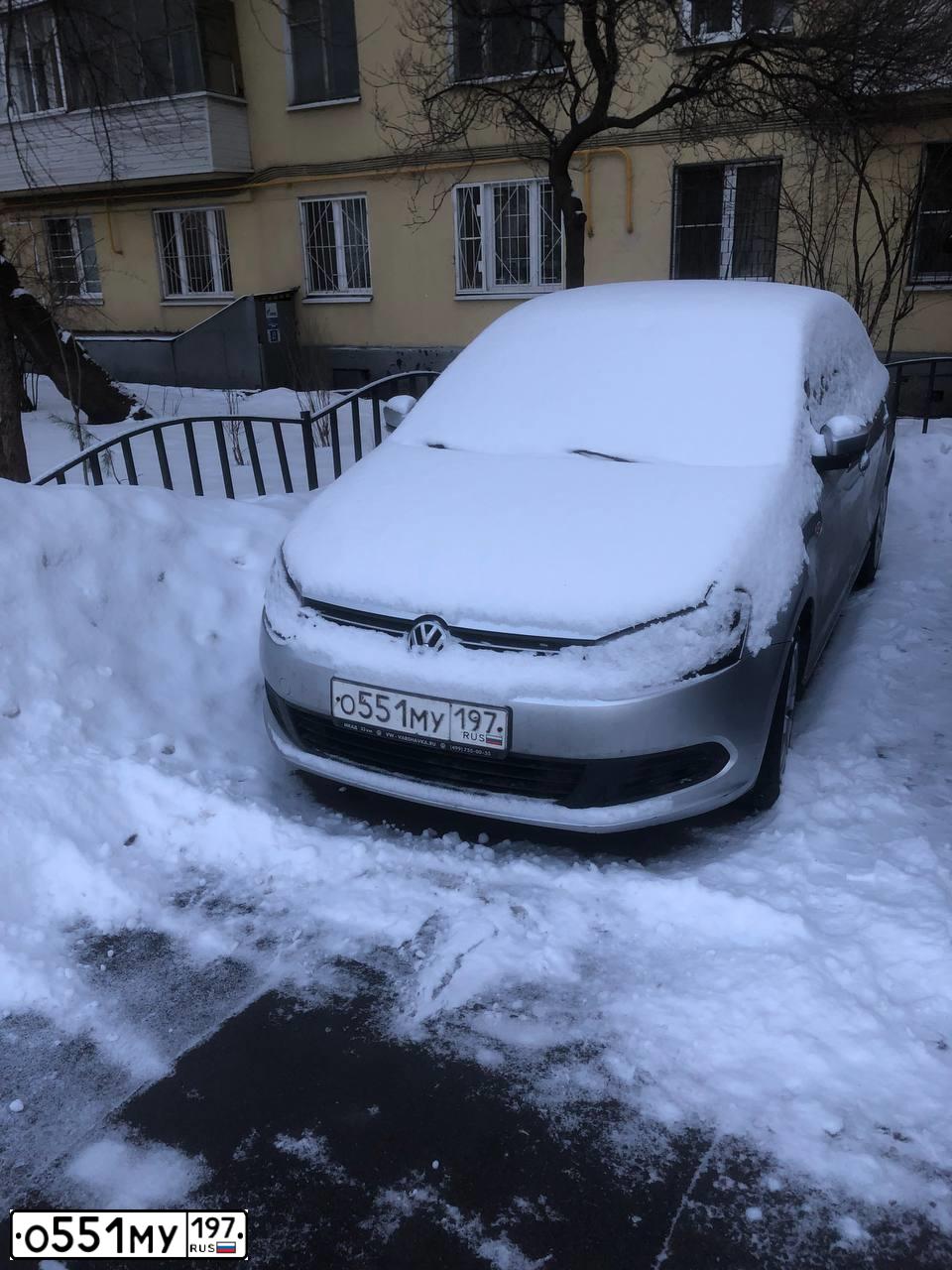 Фото автомобиля VOLKSWAGEN POLO, 2011 — госномер К592МН702. Цвет: Белый