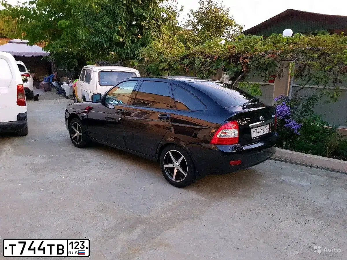 Фото автомобиля LADA 2172 PRIORA, 2013 — госномер Т744ТВ123. Цвет: Сине-Черный