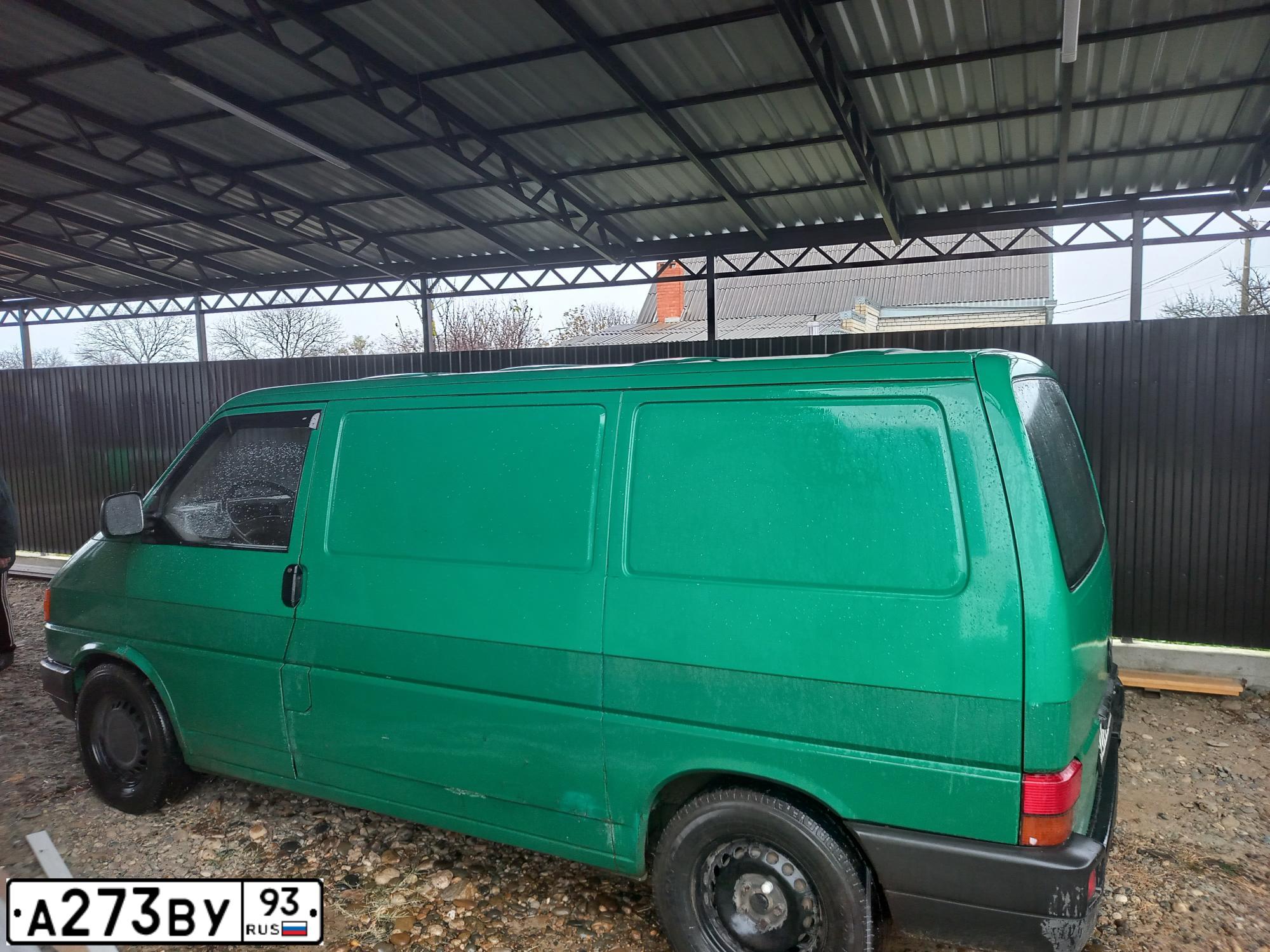 Фото автомобиля VOLKSWAGEN TRANSPORTER, 1992 — госномер Т333ВС180. Цвет: ЗЕЛЕНЫЙ