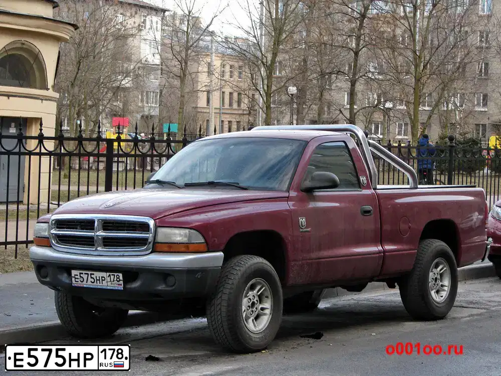 Фото автомобиля ДОДЖ DODGE DAKOTA, 1997 — госномер Е446НН53