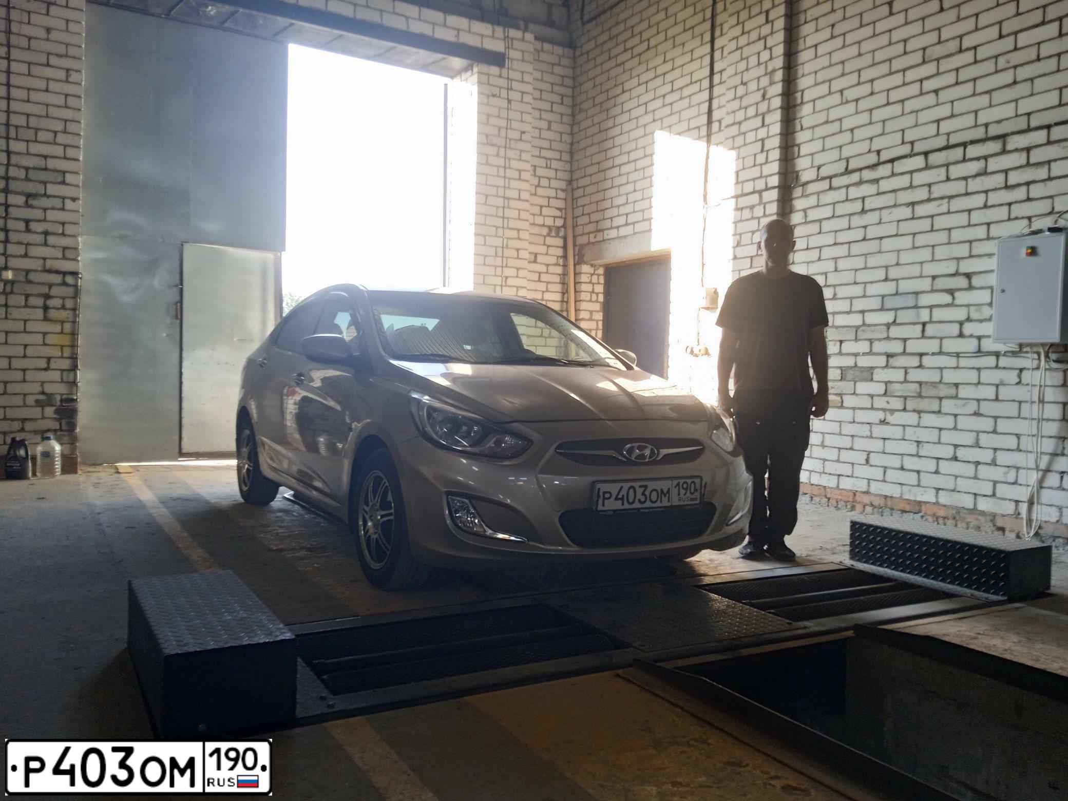 Фото автомобиля HYUNDAI SOLARIS, 2011 — госномер Р403ОМ190. Цвет: БЕЖЕВЫЙ