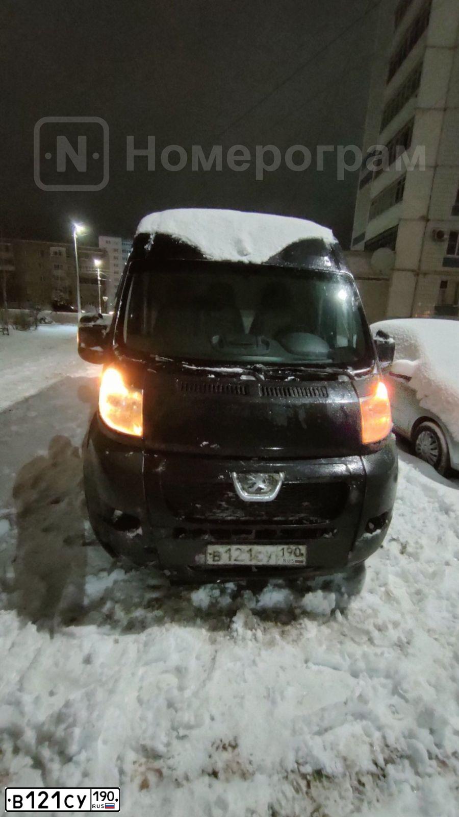 Фото автомобиля PEUGEOT BOXER, 2012 — госномер В121СУ190. Цвет: Серый