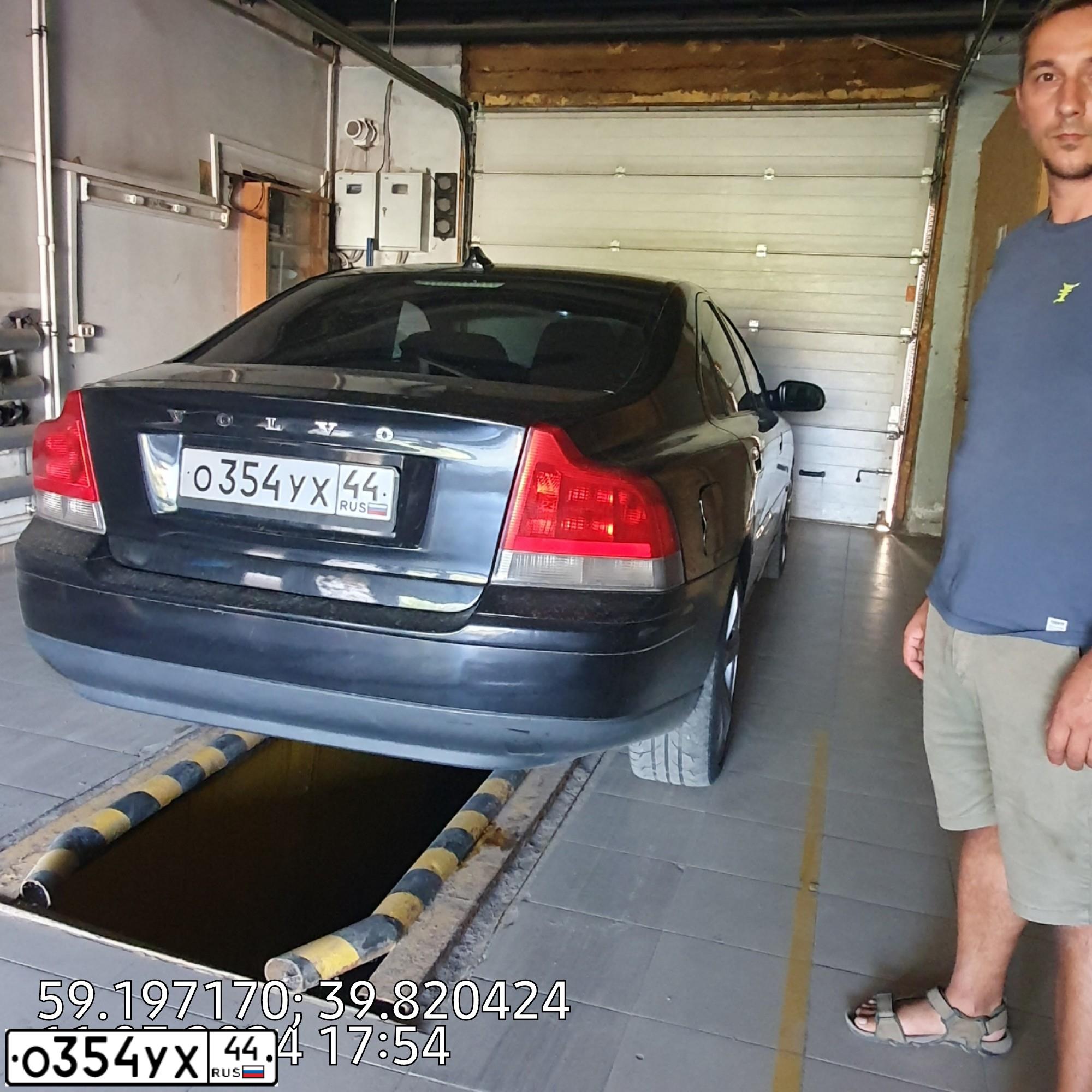 Фото автомобиля VOLVO S60, 2002 — госномер В862РР51. Цвет: ЧЕРНЫЙ