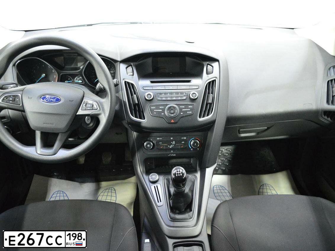 Фото автомобиля FORD FOCUS, 2016 — госномер Н207МТ198. Цвет: Белый