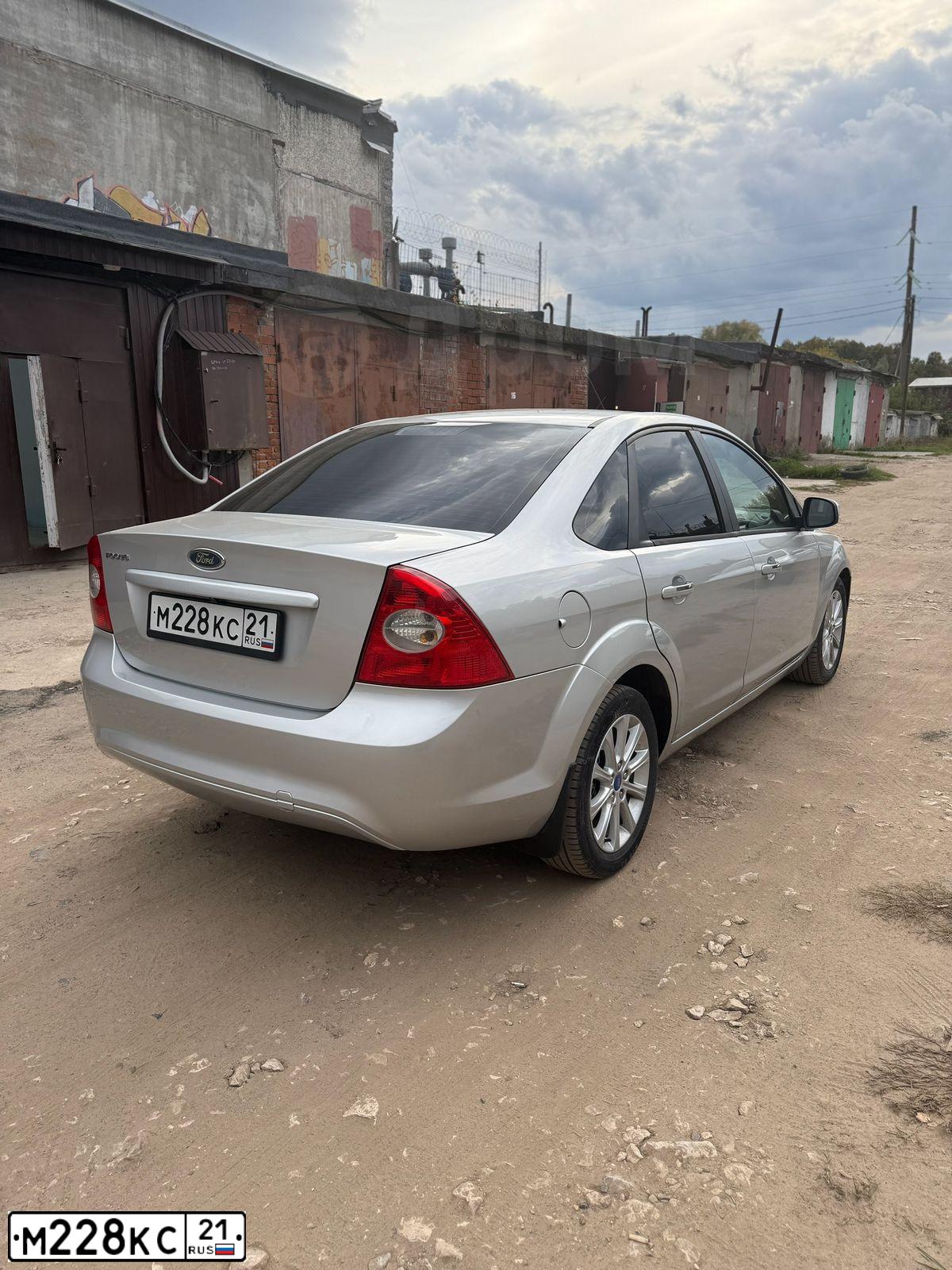 Фото автомобиля FORD FOCUS, 2010 — госномер М228КС21. Цвет: СЕРЕБРИСТЫЙ