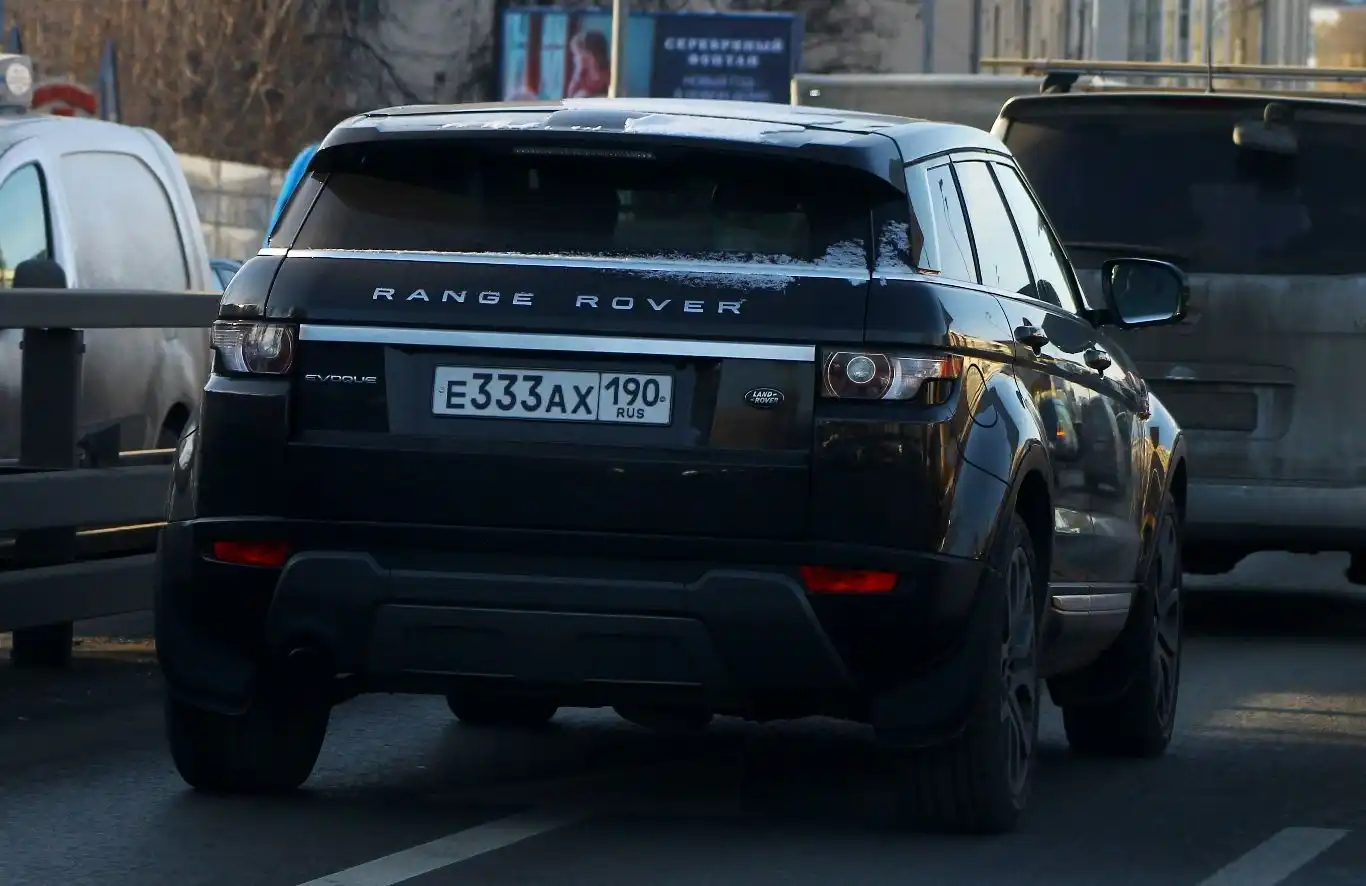 Фото автомобиля LANDROVER RANGE ROVER EVOQUE, 2012 — госномер Е333АХ190. Цвет: Коричневый