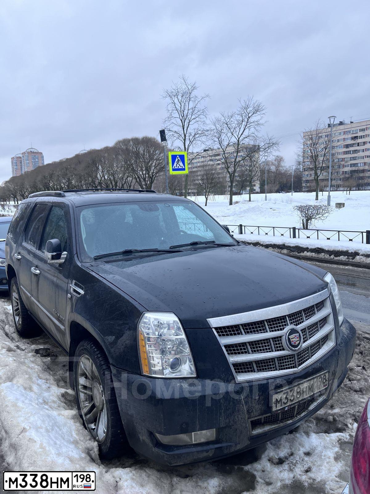 Фото автомобиля CADILLAC ESCALADE, 2013 — госномер М338НМ198. Цвет: ЧЕРНЫЙ