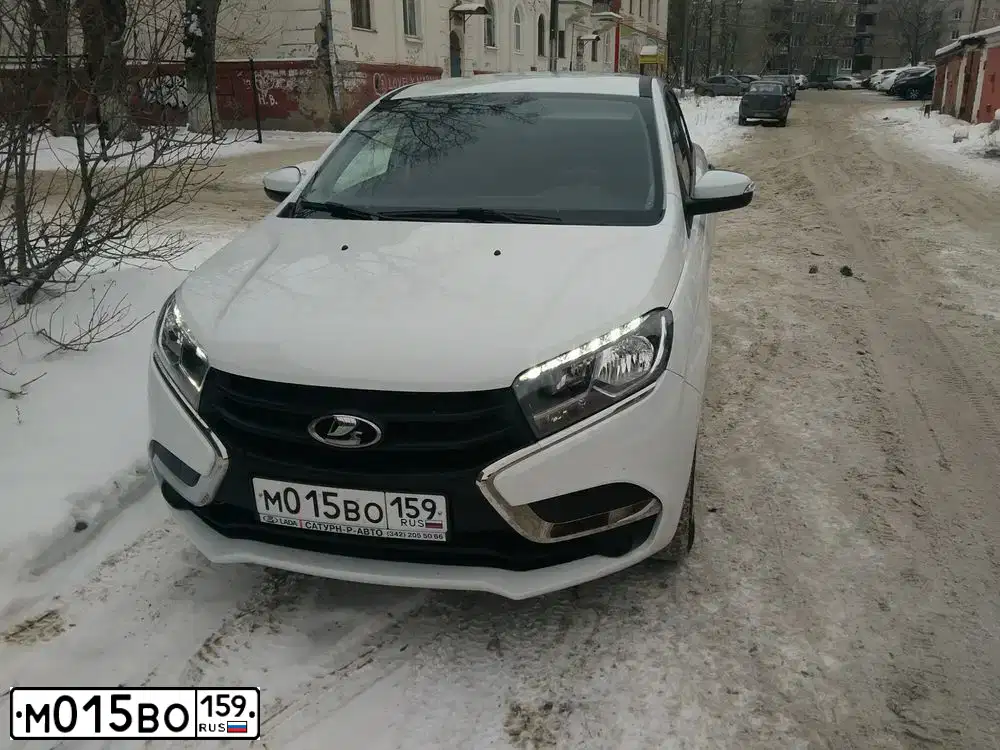 Фото автомобиля LADA XRAY, 2018 — госномер М015ВО159. Цвет: БЕЛЫЙ