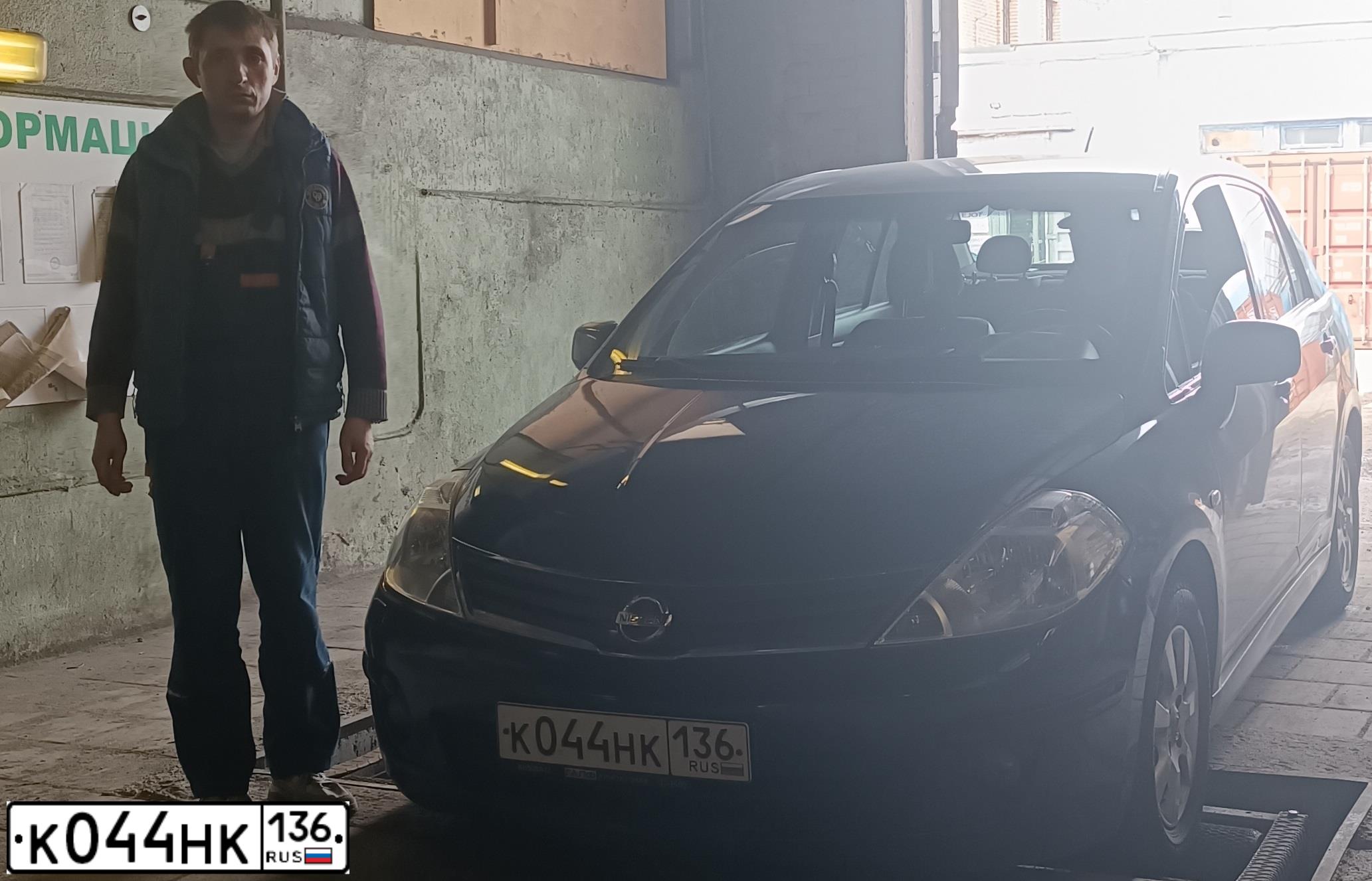 Фото автомобиля NISSAN TIIDA, 2011 — госномер К044НК136. Цвет: ЧЕРНЫЙ